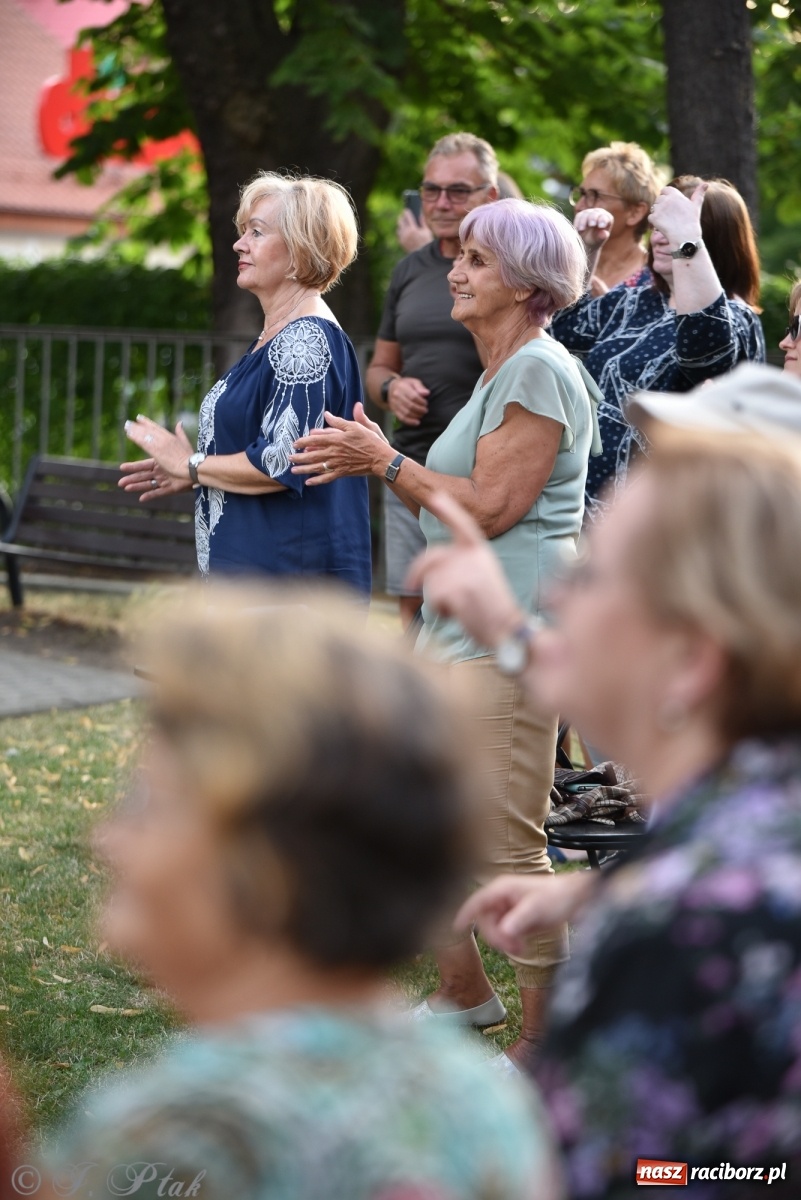 Zdjęcie w galerii na portalu naszraciborz.pl: DOMANSKY - AMORE. Koncert z piosenkami o miłości i coverami na schodach biblioteki wiadomości z regionu
