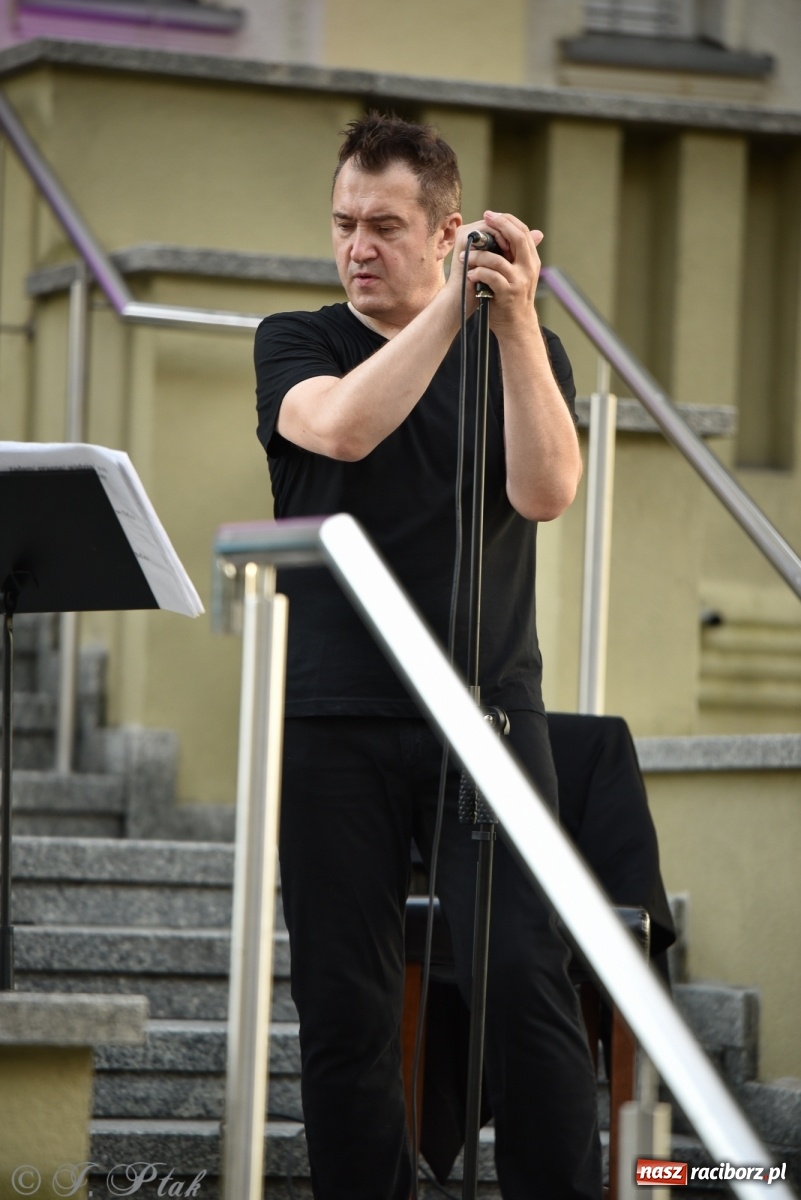 Zdjęcie w galerii na portalu naszraciborz.pl: DOMANSKY - AMORE. Koncert z piosenkami o miłości i coverami na schodach biblioteki wiadomości z regionu