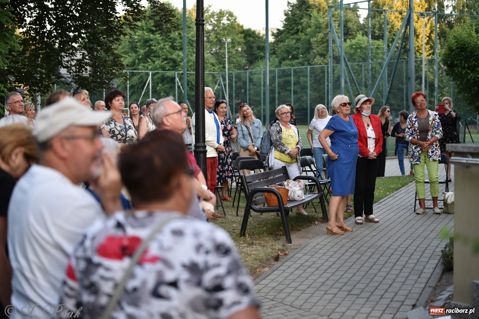 Zdjęcie w galerii na portalu naszraciborz.pl: DOMANSKY - AMORE. Koncert z piosenkami o miłości i coverami na schodach biblioteki wiadomości z regionu