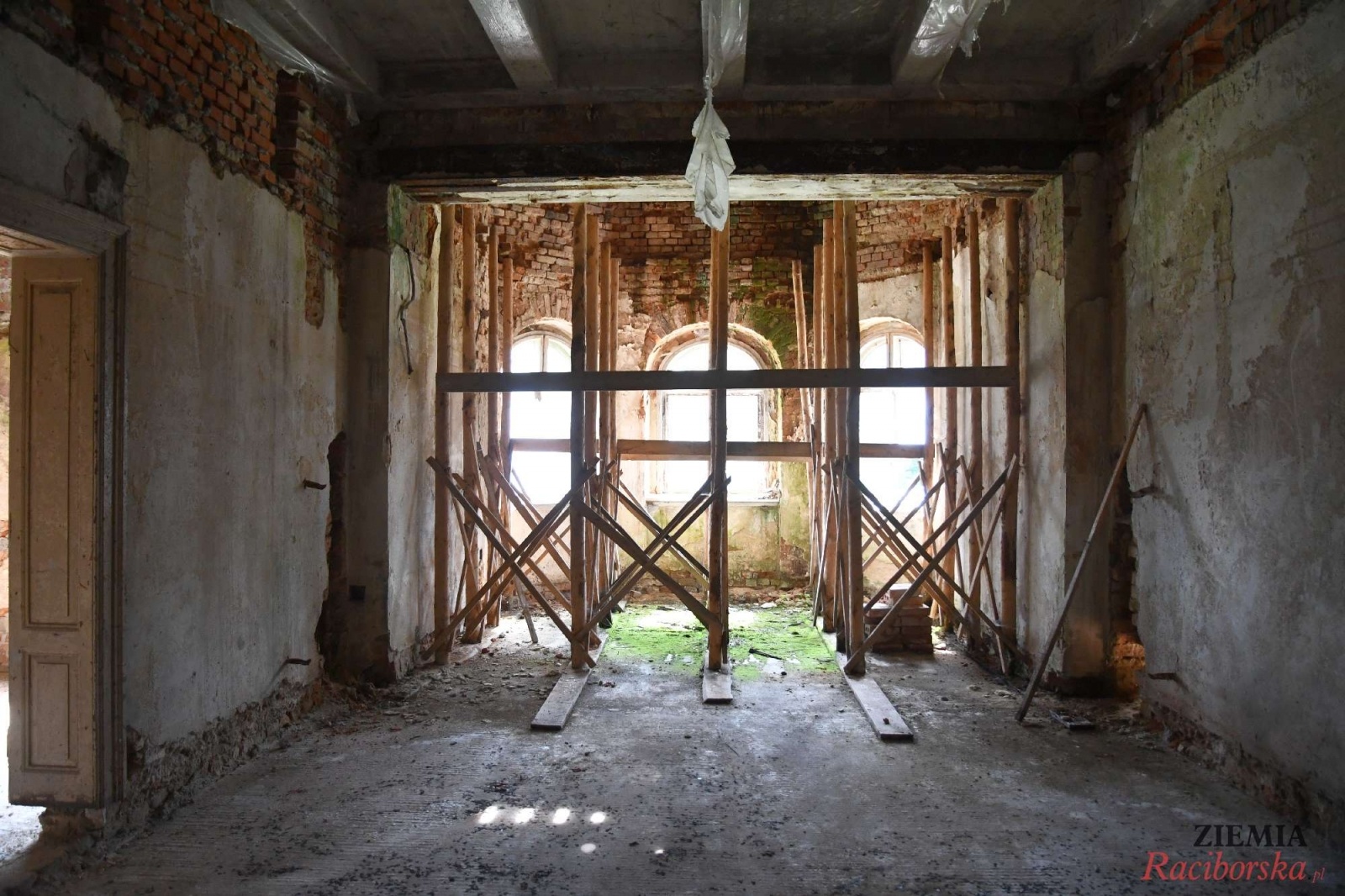 Zdjęcie w galerii na portalu naszraciborz.pl: Pałac w Krowiarkach wciąż skrywa wiele tajemnic [FOTO i WIDEO] wiadomości z regionu