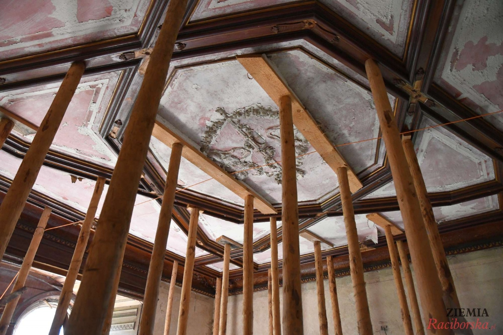 Zdjęcie w galerii na portalu naszraciborz.pl: Pałac w Krowiarkach wciąż skrywa wiele tajemnic [FOTO i WIDEO] wiadomości z regionu