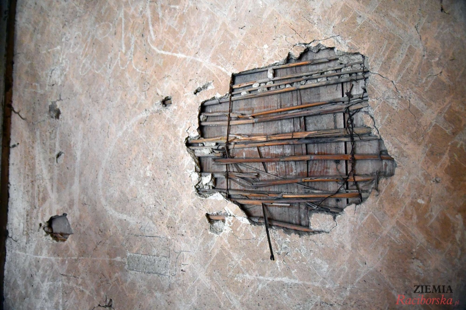 Zdjęcie w galerii na portalu naszraciborz.pl: Pałac w Krowiarkach wciąż skrywa wiele tajemnic [FOTO i WIDEO] wiadomości z regionu