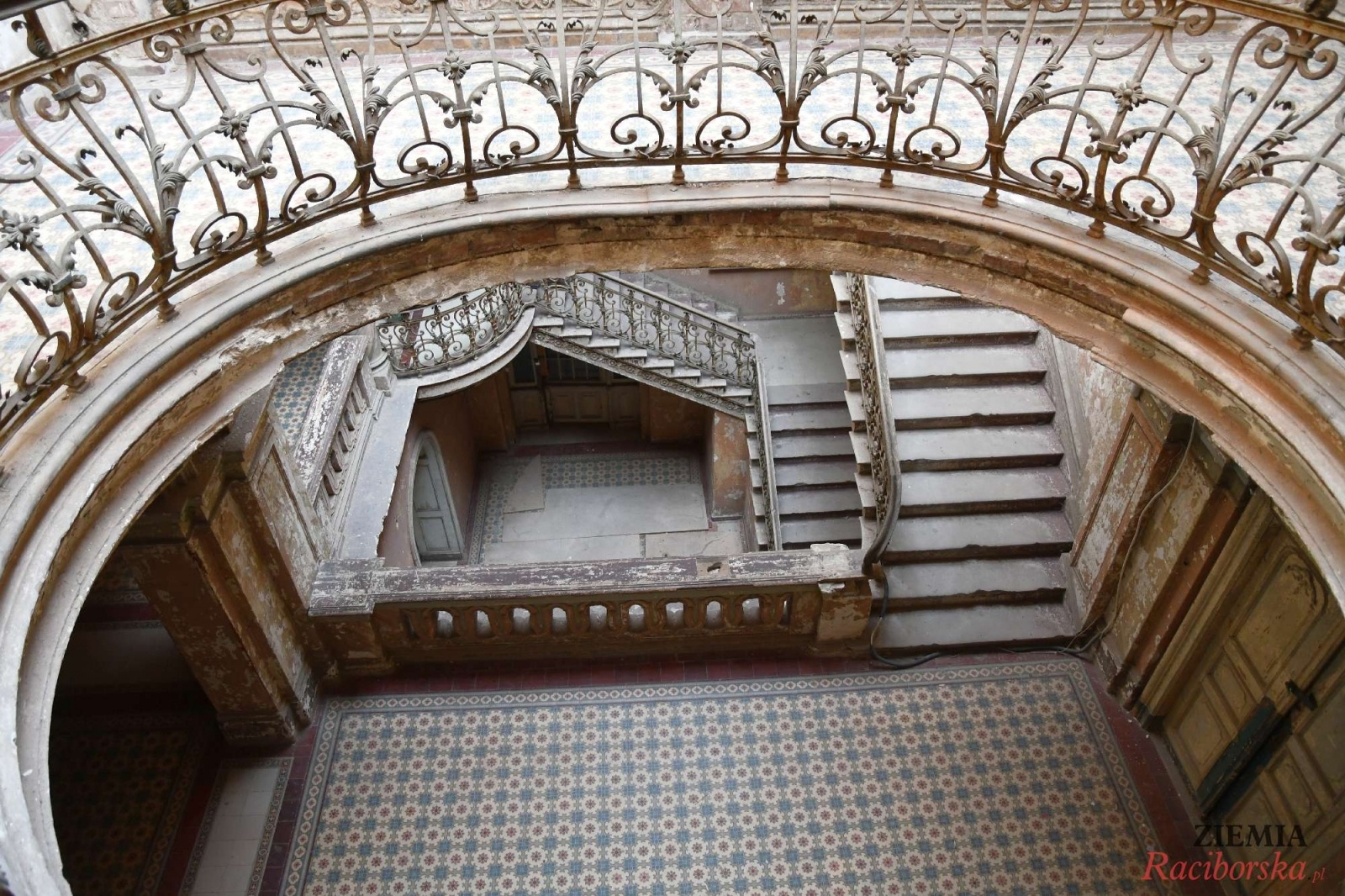Zdjęcie w galerii na portalu naszraciborz.pl: Pałac w Krowiarkach wciąż skrywa wiele tajemnic [FOTO i WIDEO] wiadomości z regionu
