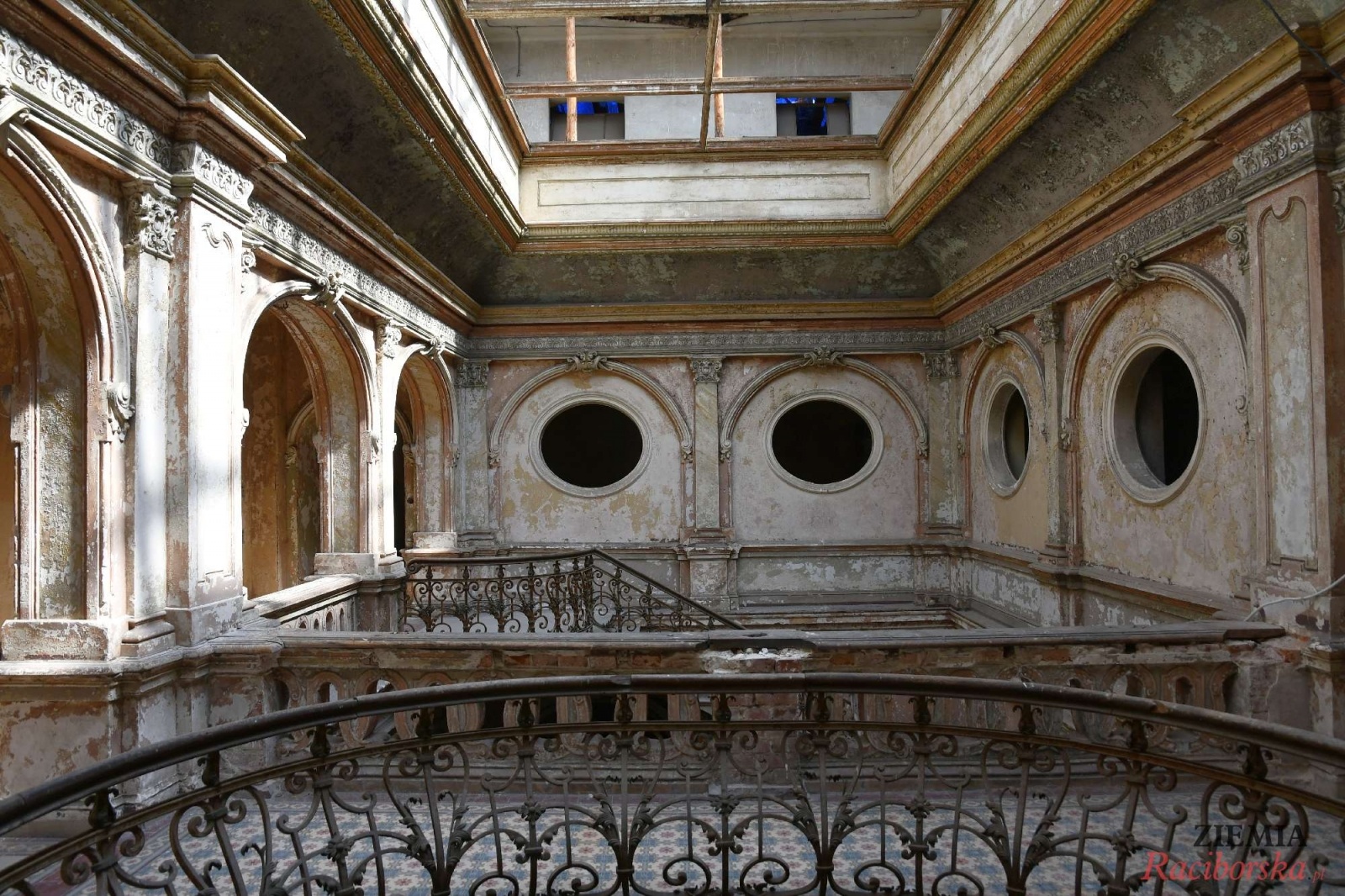 Zdjęcie w galerii na portalu naszraciborz.pl: Pałac w Krowiarkach wciąż skrywa wiele tajemnic [FOTO i WIDEO] wiadomości z regionu