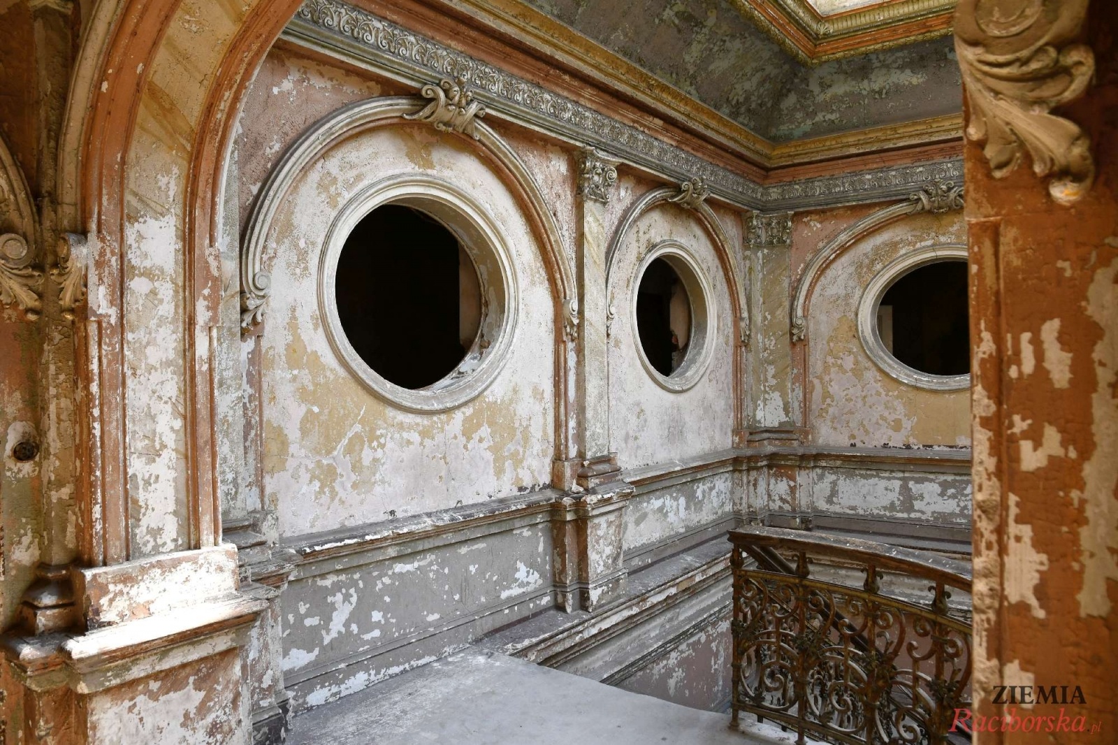 Zdjęcie w galerii na portalu naszraciborz.pl: Pałac w Krowiarkach wciąż skrywa wiele tajemnic [FOTO i WIDEO] wiadomości z regionu