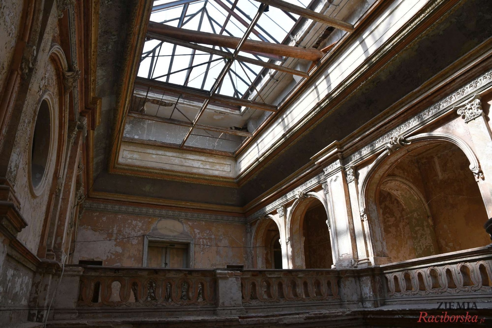 Zdjęcie w galerii na portalu naszraciborz.pl: Pałac w Krowiarkach wciąż skrywa wiele tajemnic [FOTO i WIDEO] wiadomości z regionu