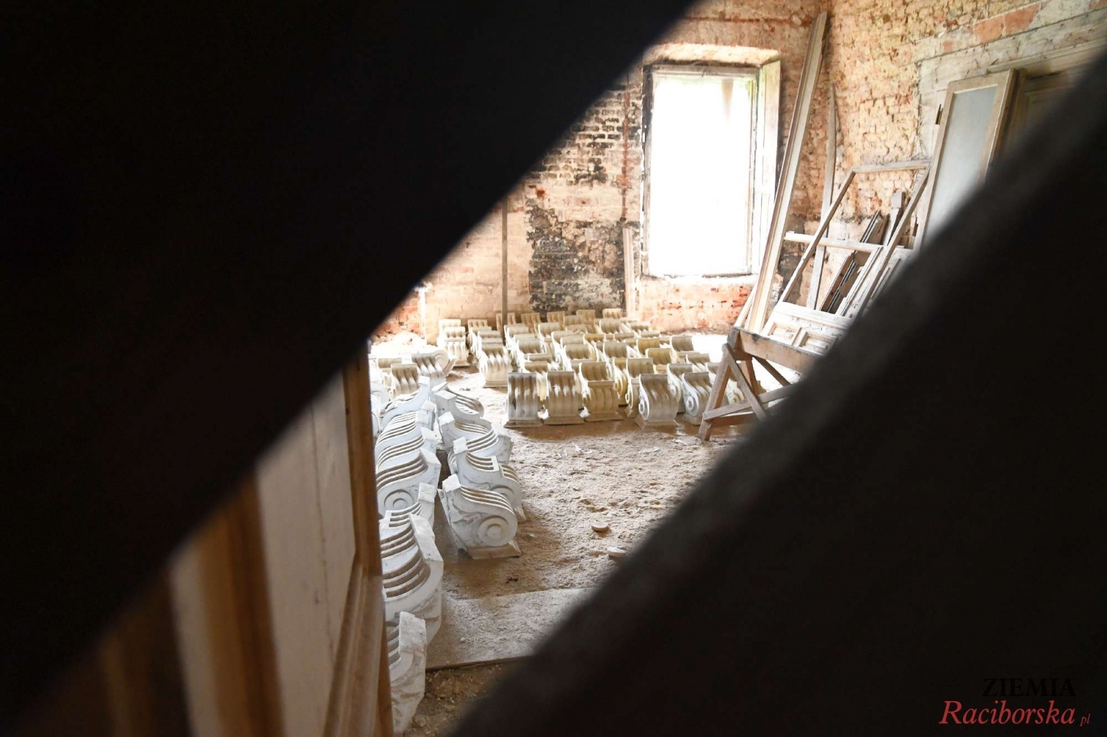 Zdjęcie w galerii na portalu naszraciborz.pl: Pałac w Krowiarkach wciąż skrywa wiele tajemnic [FOTO i WIDEO] wiadomości z regionu