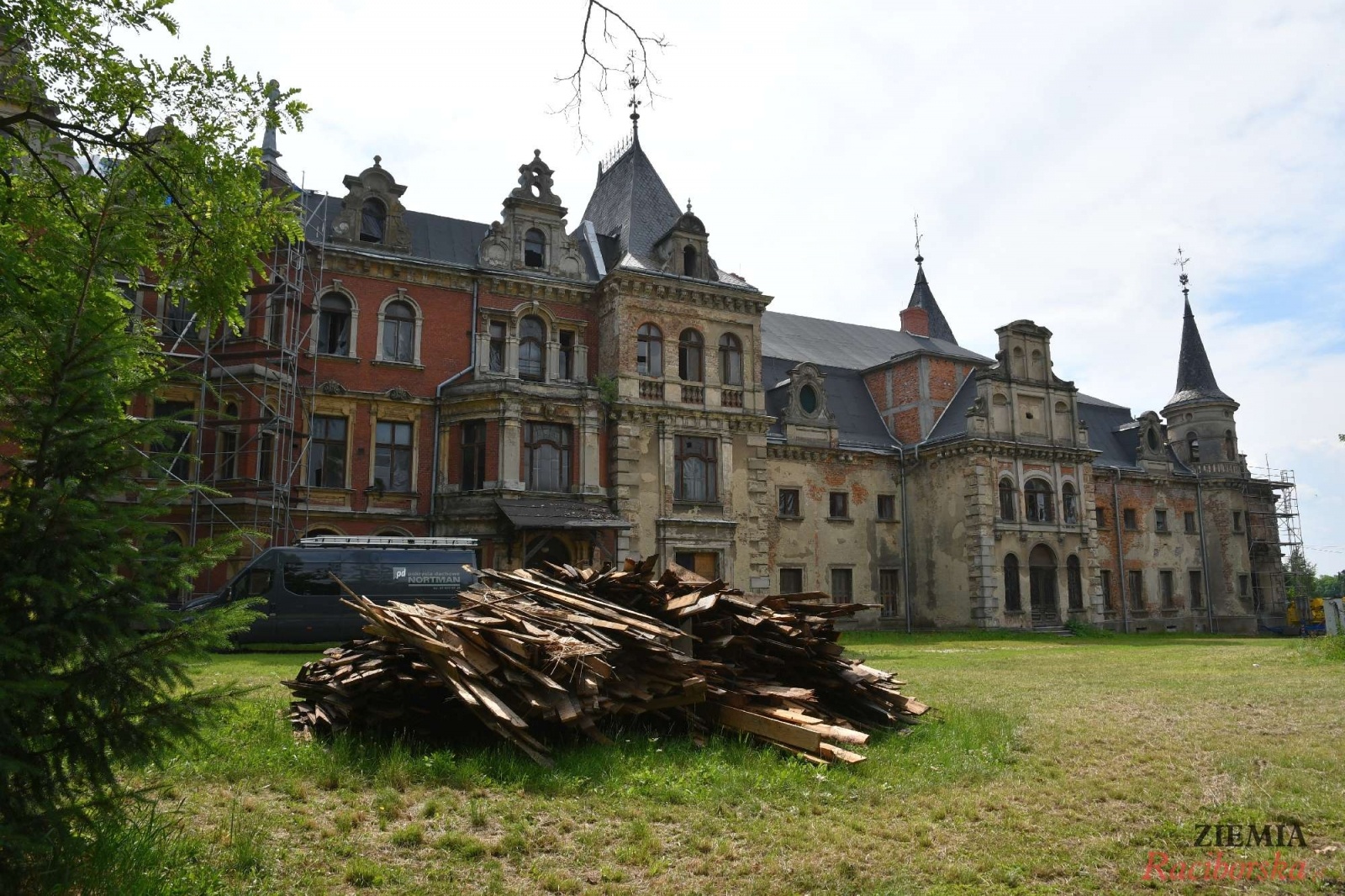 Zdjęcie w galerii na portalu naszraciborz.pl: Pałac w Krowiarkach wciąż skrywa wiele tajemnic [FOTO i WIDEO] wiadomości z regionu