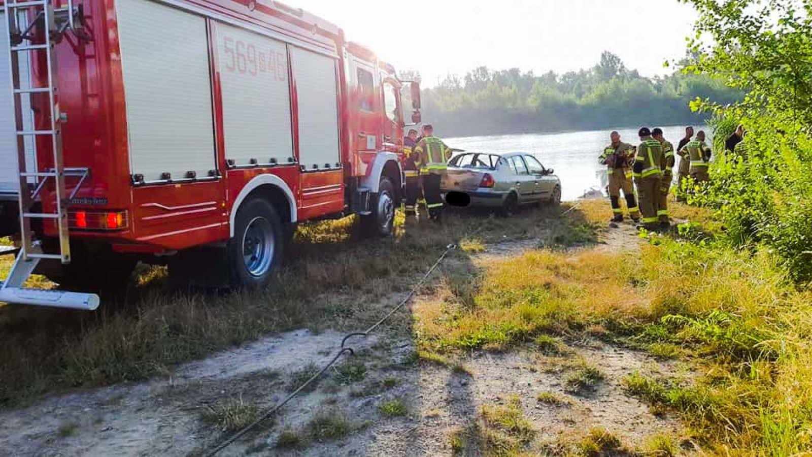 Zdjęcie w galerii na portalu naszraciborz.pl: Tragedia w Roszkowie. 34-latka utonęła w samochodzie wiadomości z regionu