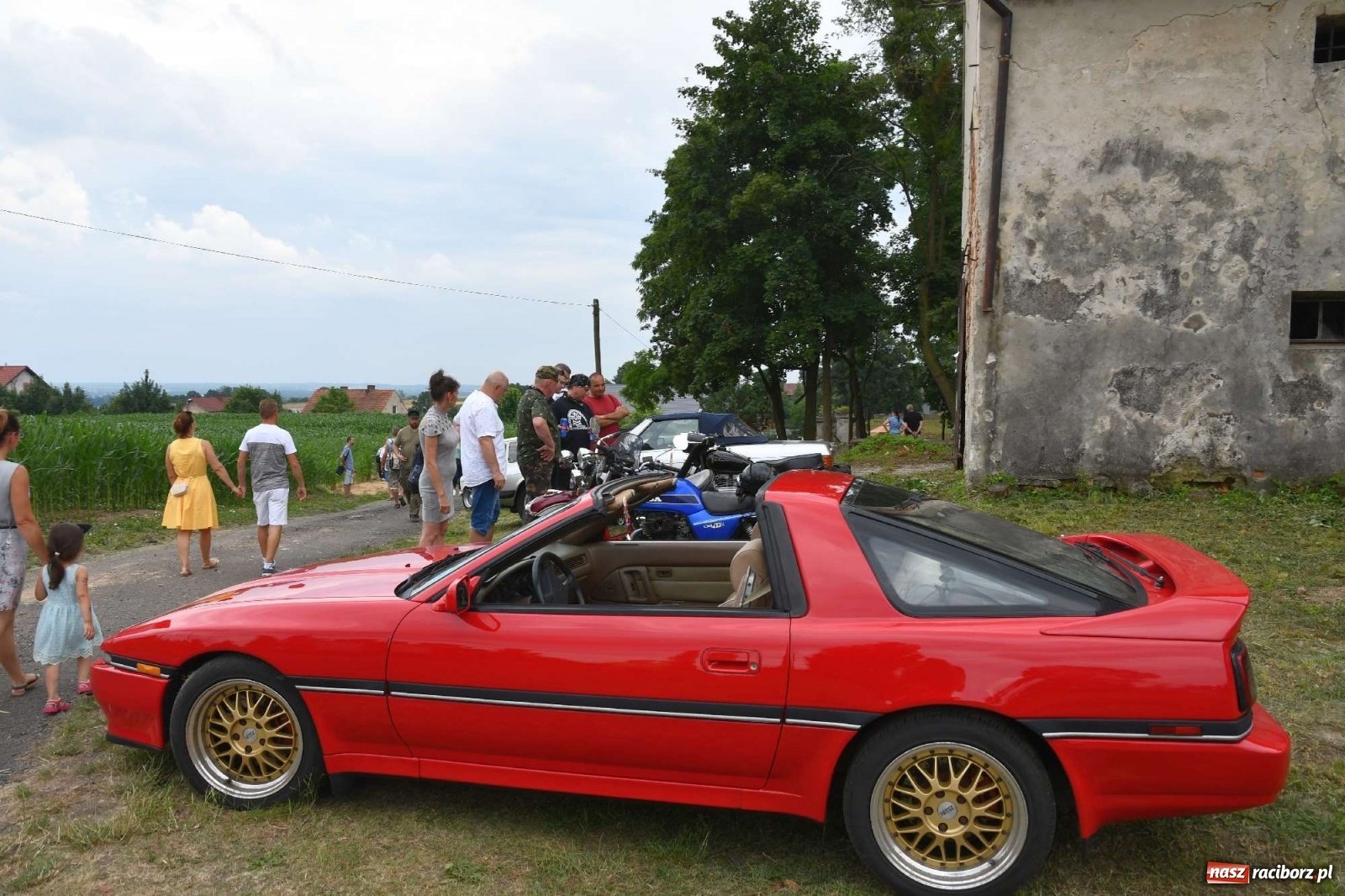 Zdjęcie w galerii na portalu naszraciborz.pl: Tłumy na zlocie oldtimerów w Sławikowie. Poznajcie historię czarnej wołgi z Raciborza  wiadomości z regionu