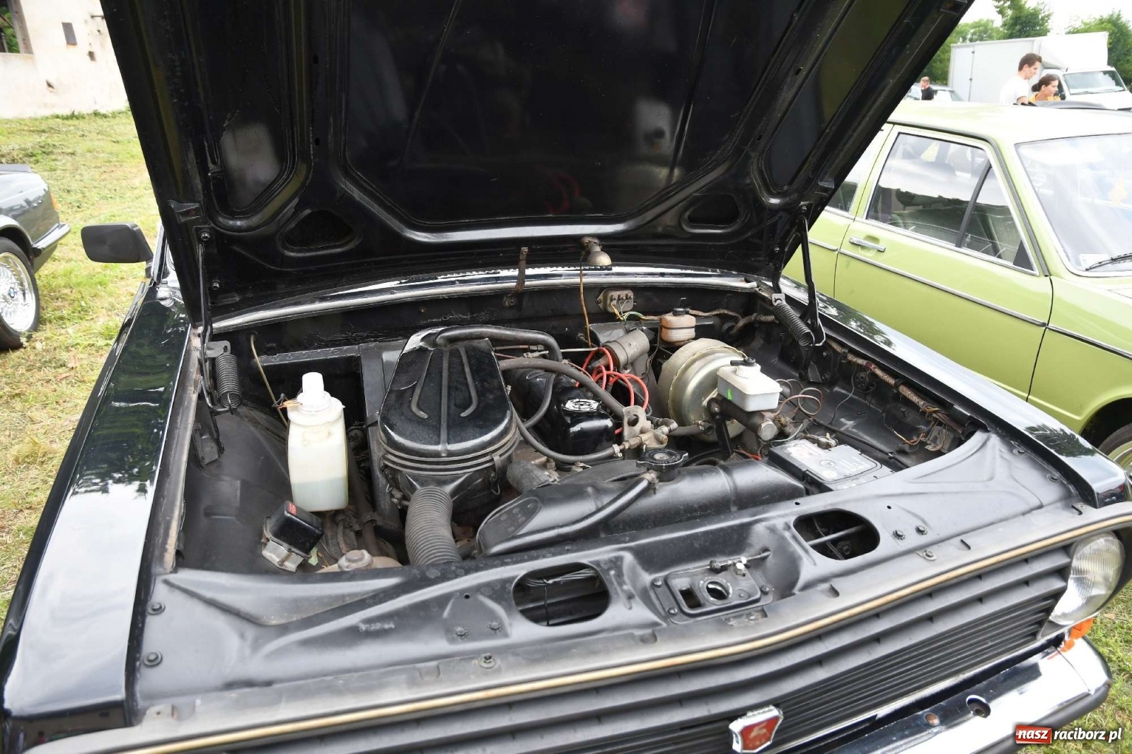 Zdjęcie w galerii na portalu naszraciborz.pl: Tłumy na zlocie oldtimerów w Sławikowie. Poznajcie historię czarnej wołgi z Raciborza  wiadomości z regionu