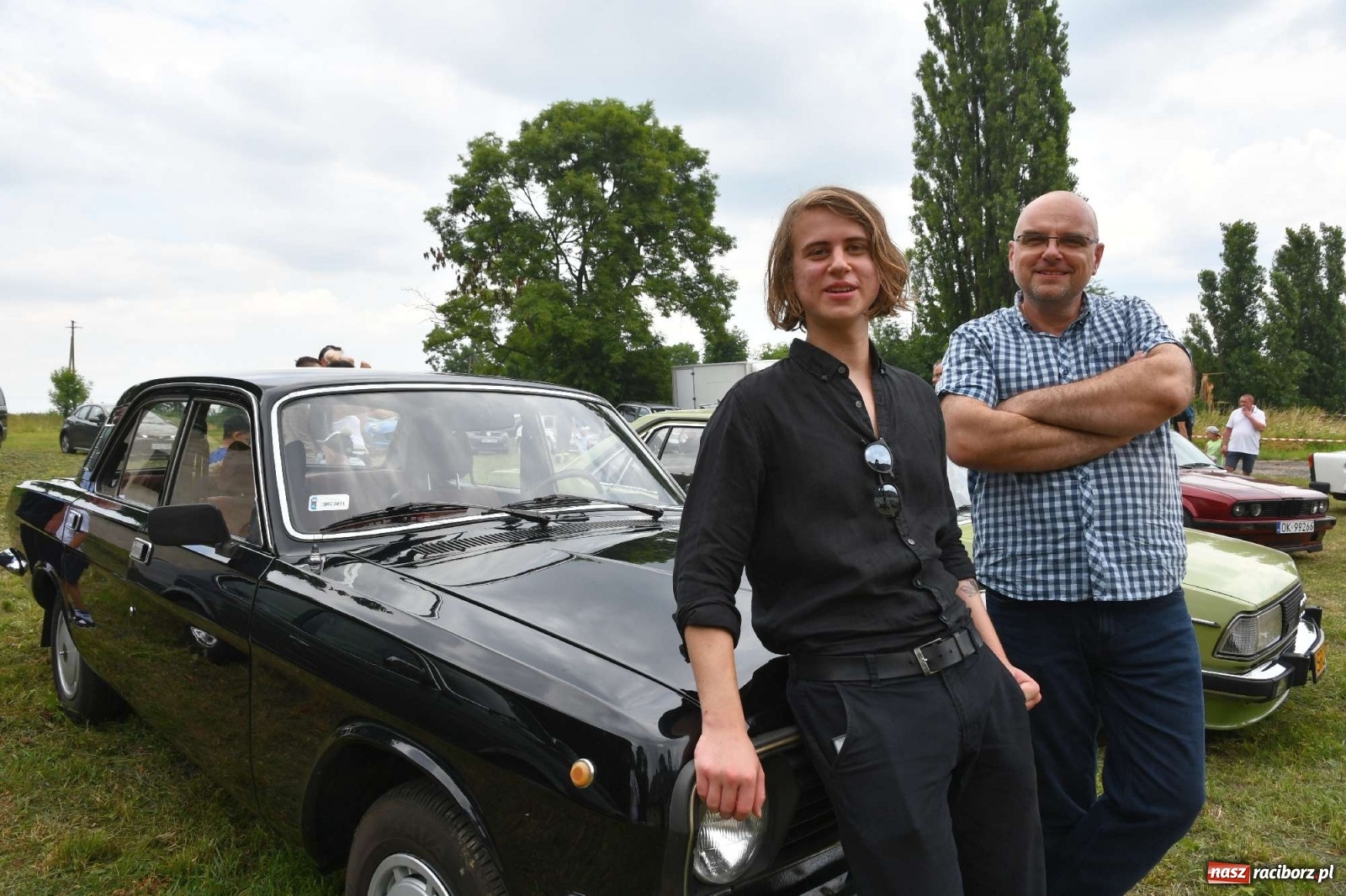 Zdjęcie w galerii na portalu naszraciborz.pl: Tłumy na zlocie oldtimerów w Sławikowie. Poznajcie historię czarnej wołgi z Raciborza  wiadomości z regionu