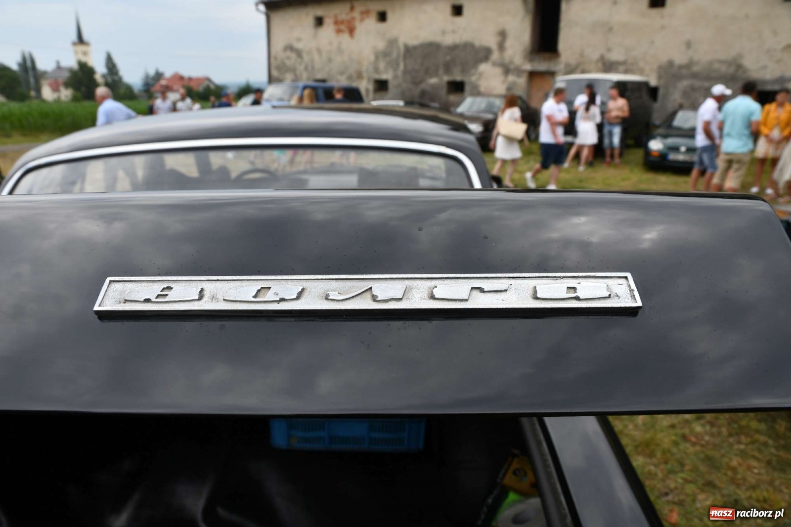 Zdjęcie w galerii na portalu naszraciborz.pl: Tłumy na zlocie oldtimerów w Sławikowie. Poznajcie historię czarnej wołgi z Raciborza  wiadomości z regionu