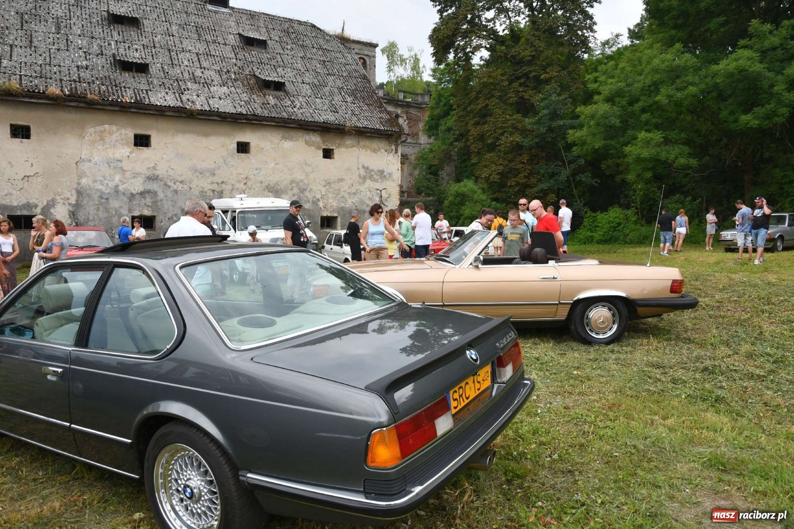Zdjęcie w galerii na portalu naszraciborz.pl: Tłumy na zlocie oldtimerów w Sławikowie. Poznajcie historię czarnej wołgi z Raciborza  wiadomości z regionu