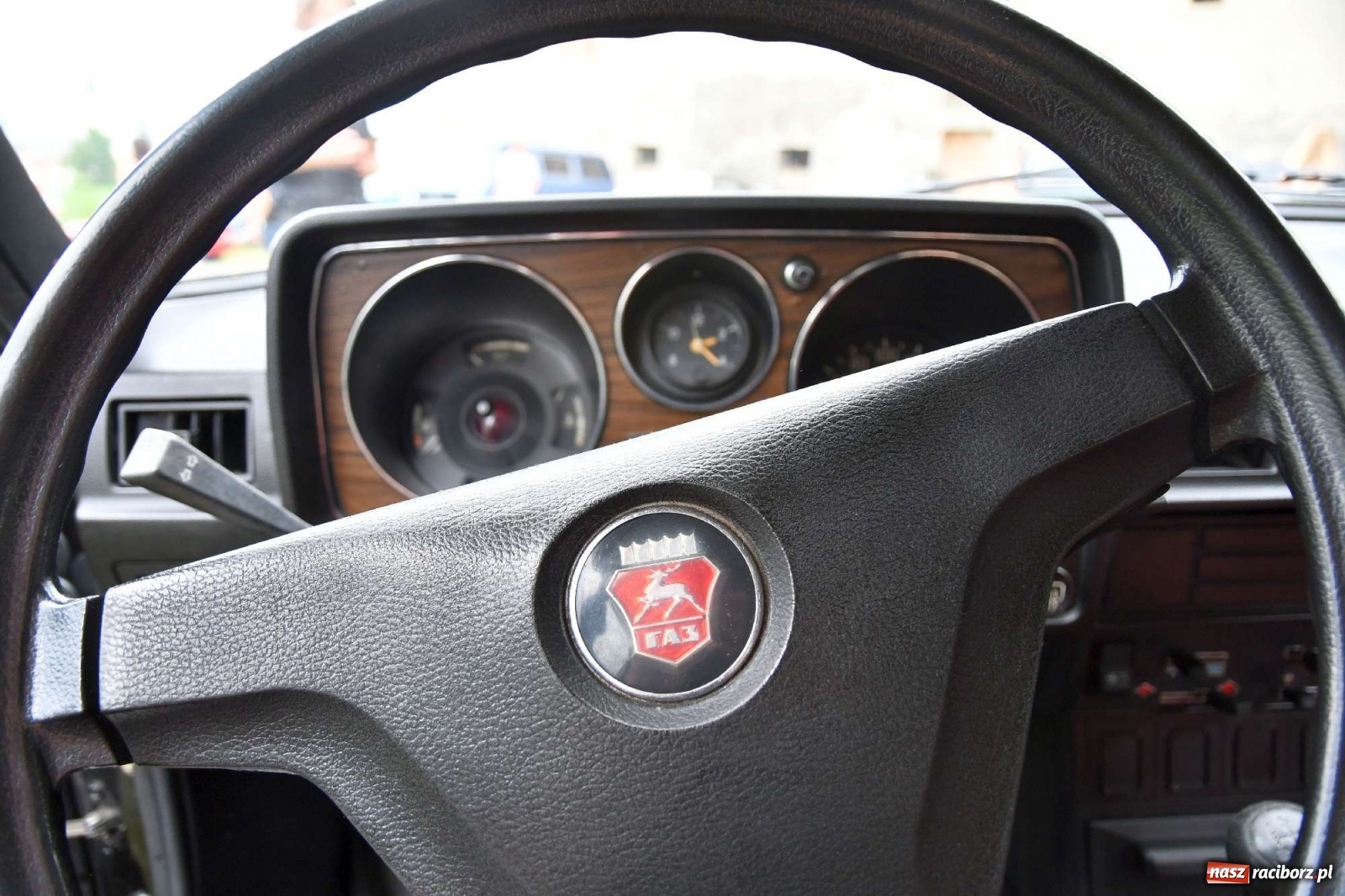 Zdjęcie w galerii na portalu naszraciborz.pl: Tłumy na zlocie oldtimerów w Sławikowie. Poznajcie historię czarnej wołgi z Raciborza  wiadomości z regionu