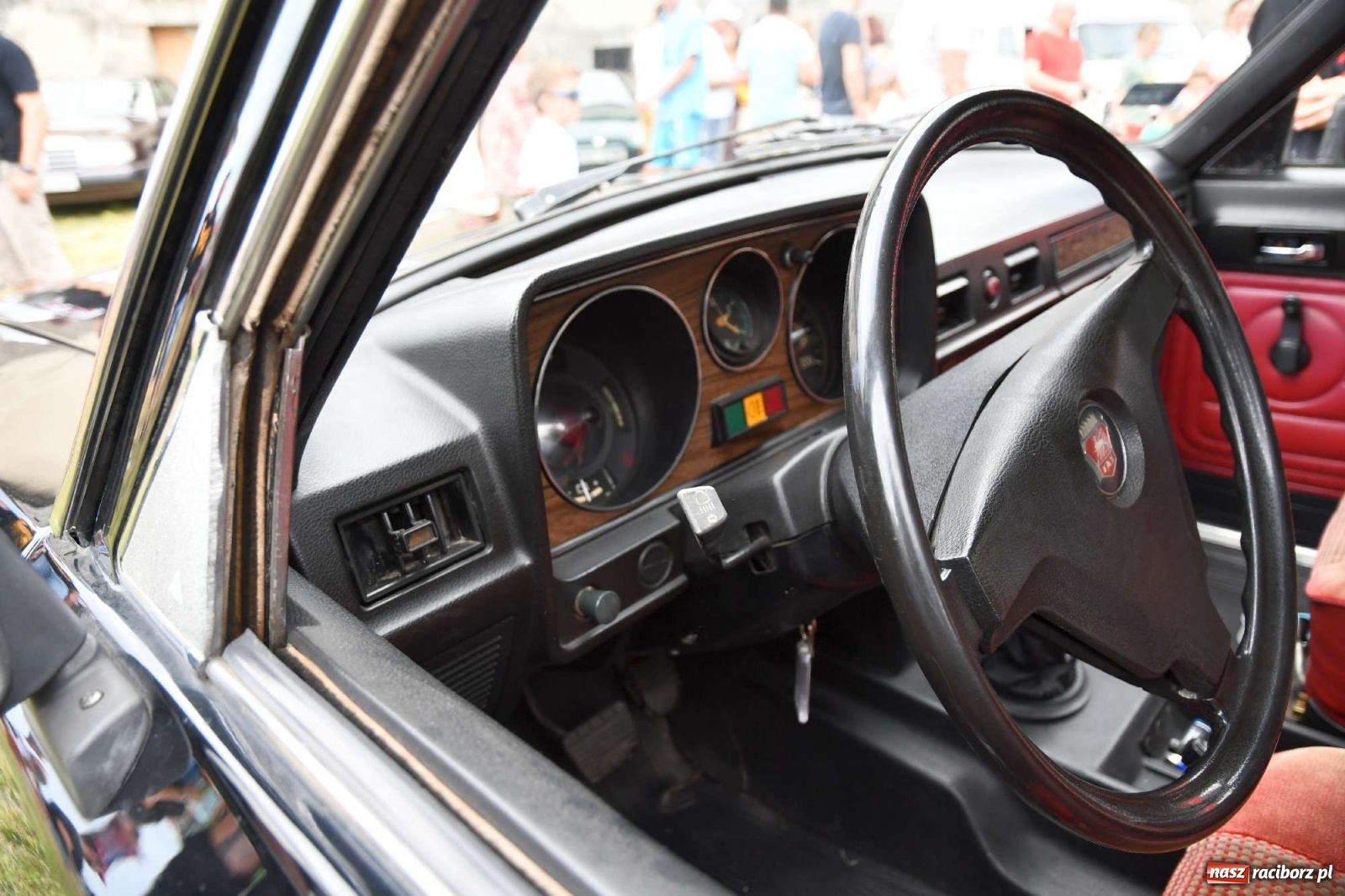 Zdjęcie w galerii na portalu naszraciborz.pl: Tłumy na zlocie oldtimerów w Sławikowie. Poznajcie historię czarnej wołgi z Raciborza  wiadomości z regionu