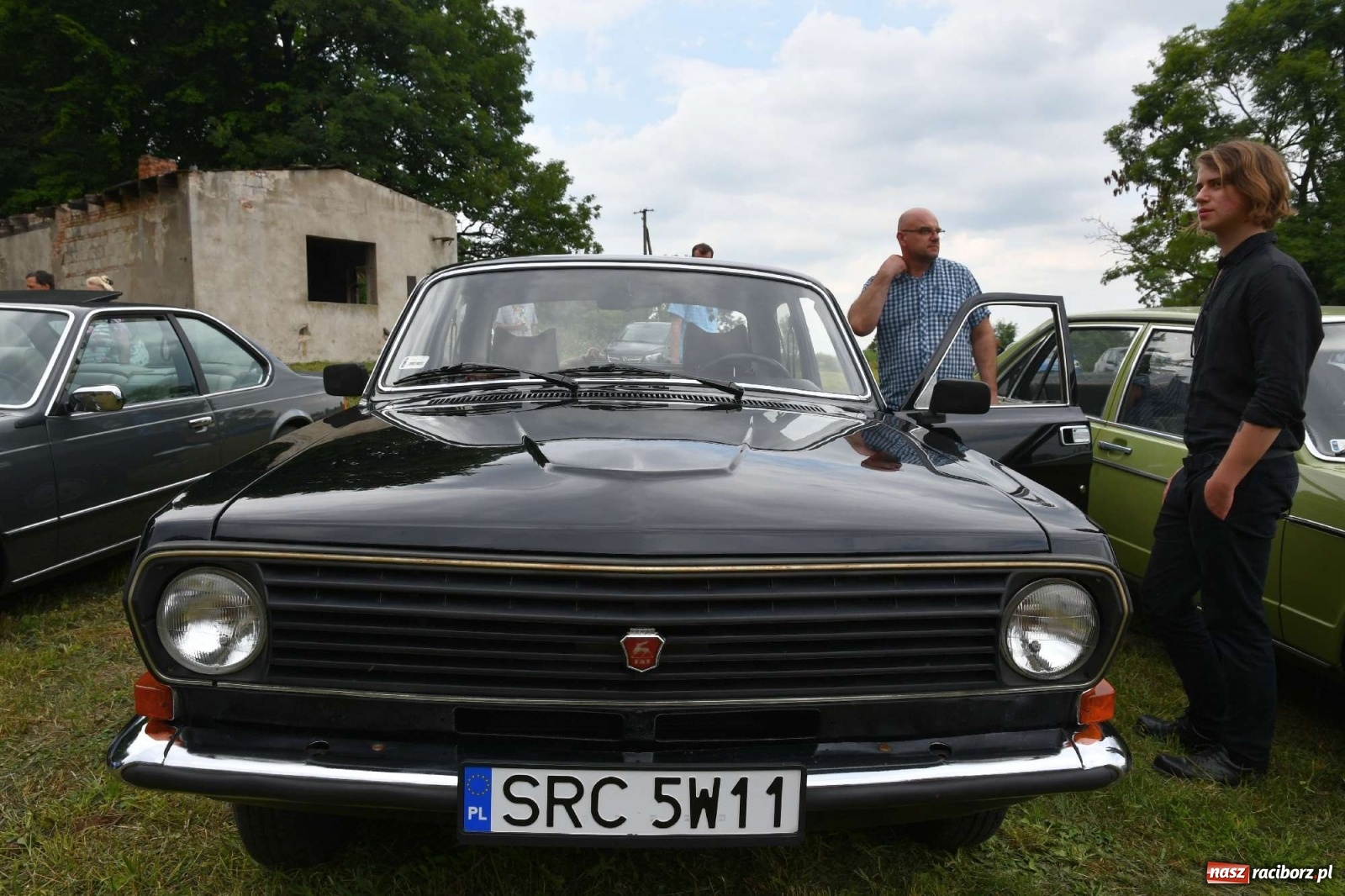 Zdjęcie w galerii na portalu naszraciborz.pl: Tłumy na zlocie oldtimerów w Sławikowie. Poznajcie historię czarnej wołgi z Raciborza  wiadomości z regionu