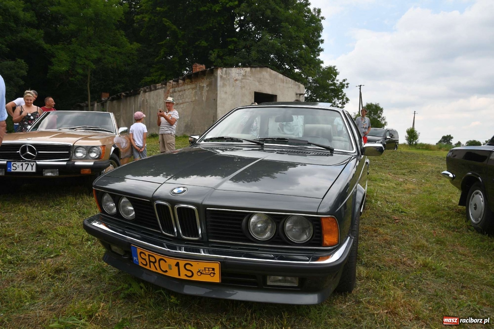 Zdjęcie w galerii na portalu naszraciborz.pl: Tłumy na zlocie oldtimerów w Sławikowie. Poznajcie historię czarnej wołgi z Raciborza  wiadomości z regionu