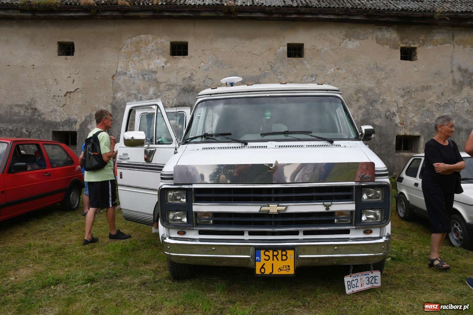 Zdjęcie w galerii na portalu naszraciborz.pl: Tłumy na zlocie oldtimerów w Sławikowie. Poznajcie historię czarnej wołgi z Raciborza  wiadomości z regionu