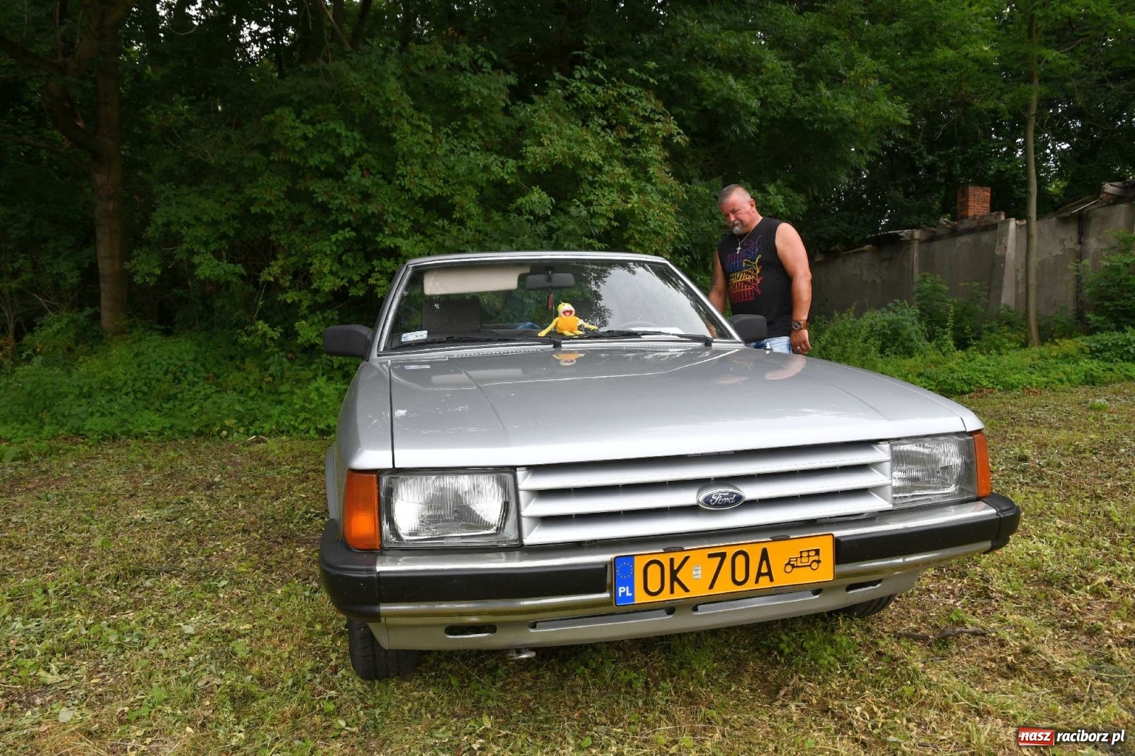 Zdjęcie w galerii na portalu naszraciborz.pl: Tłumy na zlocie oldtimerów w Sławikowie. Poznajcie historię czarnej wołgi z Raciborza  wiadomości z regionu