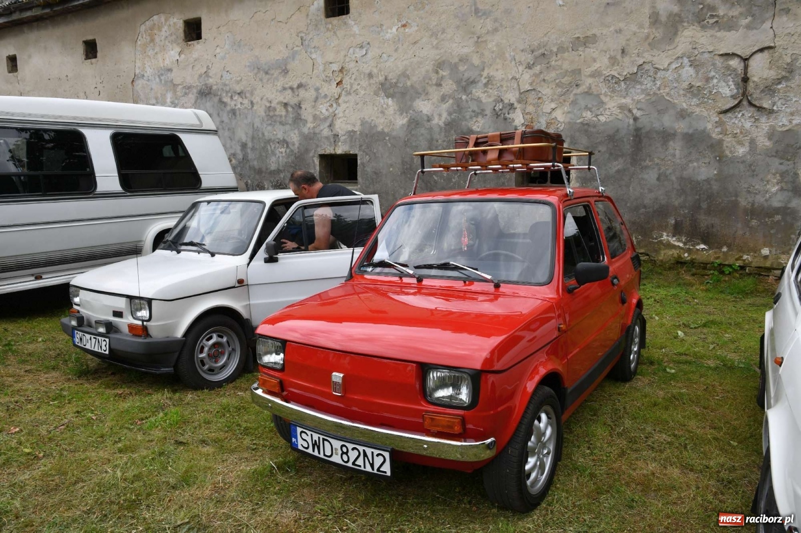 Zdjęcie w galerii na portalu naszraciborz.pl: Tłumy na zlocie oldtimerów w Sławikowie. Poznajcie historię czarnej wołgi z Raciborza  wiadomości z regionu