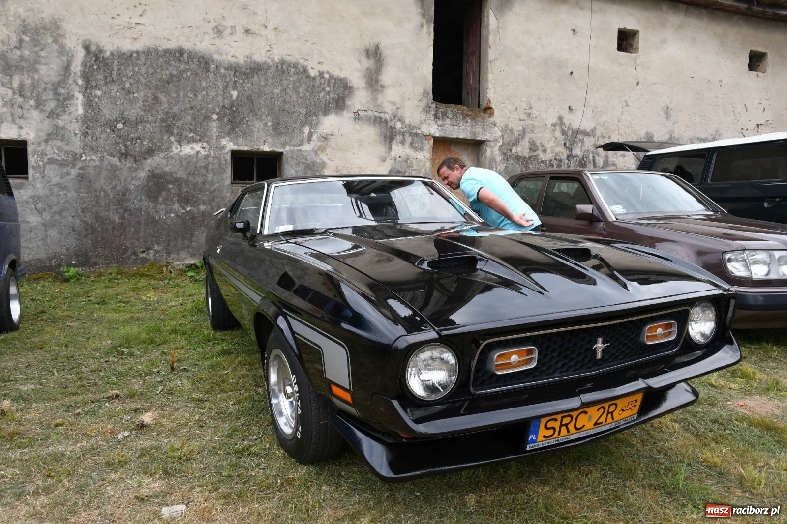 Zdjęcie w galerii na portalu naszraciborz.pl: Tłumy na zlocie oldtimerów w Sławikowie. Poznajcie historię czarnej wołgi z Raciborza  wiadomości z regionu