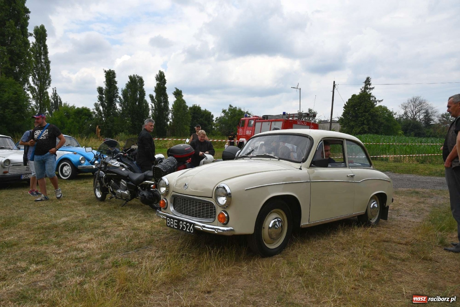 Zdjęcie w galerii na portalu naszraciborz.pl: Tłumy na zlocie oldtimerów w Sławikowie. Poznajcie historię czarnej wołgi z Raciborza  wiadomości z regionu