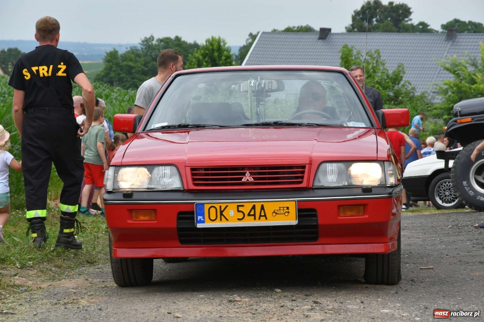 Zdjęcie w galerii na portalu naszraciborz.pl: Tłumy na zlocie oldtimerów w Sławikowie. Poznajcie historię czarnej wołgi z Raciborza  wiadomości z regionu
