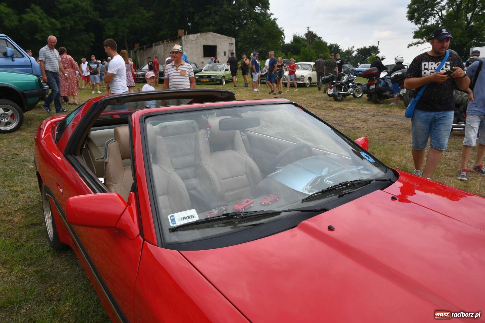 Zdjęcie w galerii na portalu naszraciborz.pl: Tłumy na zlocie oldtimerów w Sławikowie. Poznajcie historię czarnej wołgi z Raciborza  wiadomości z regionu