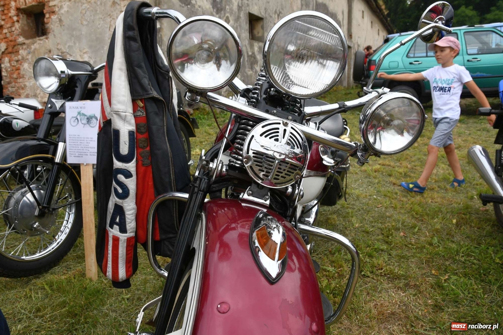 Zdjęcie w galerii na portalu naszraciborz.pl: Tłumy na zlocie oldtimerów w Sławikowie. Poznajcie historię czarnej wołgi z Raciborza  wiadomości z regionu