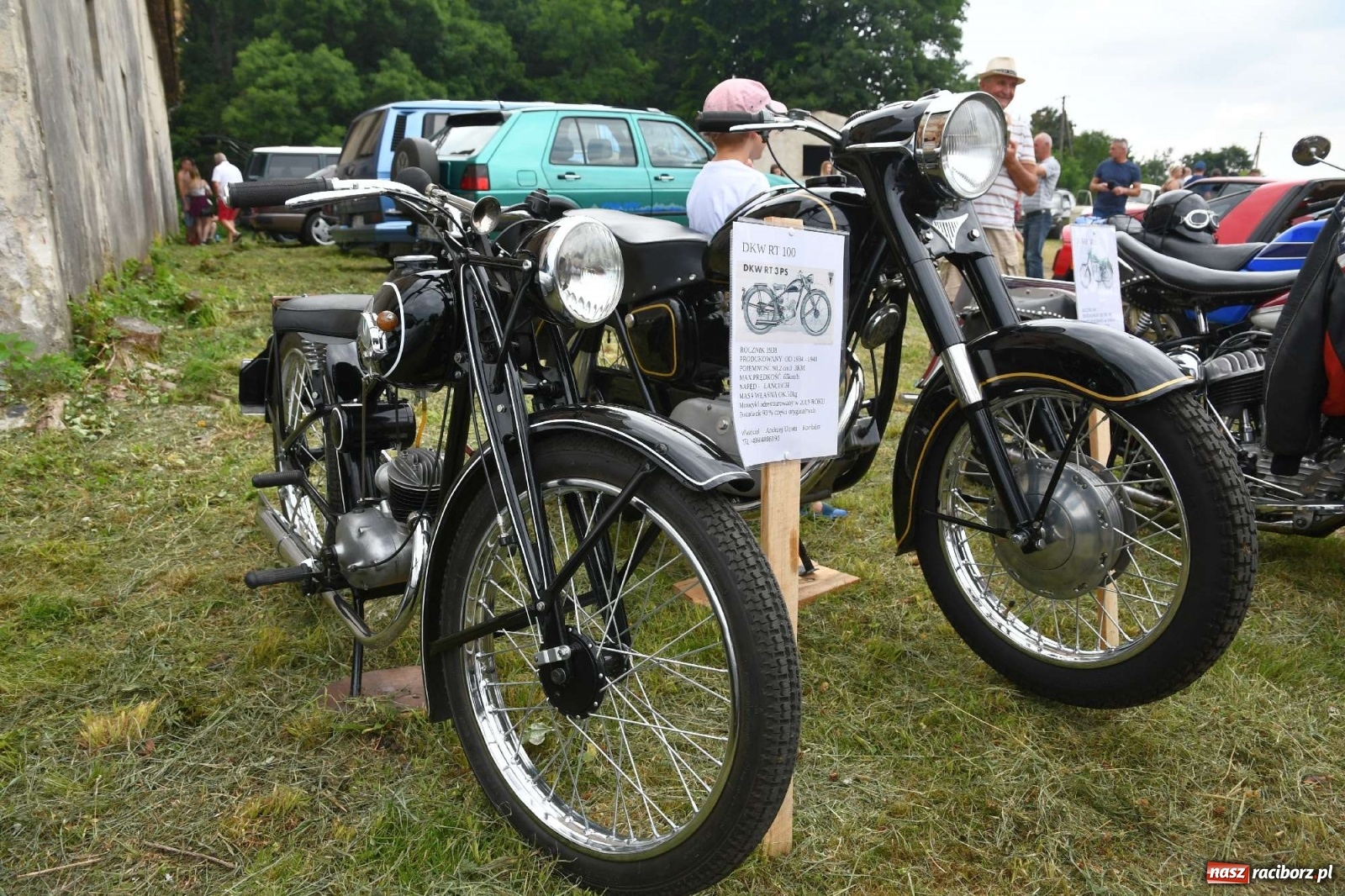 Zdjęcie w galerii na portalu naszraciborz.pl: Tłumy na zlocie oldtimerów w Sławikowie. Poznajcie historię czarnej wołgi z Raciborza  wiadomości z regionu