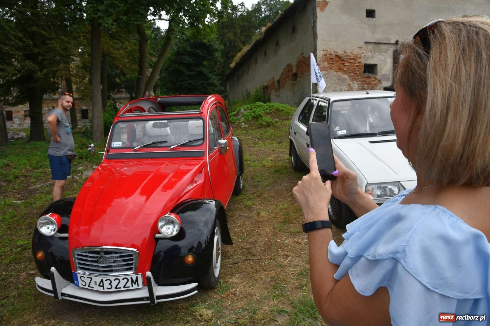 Zdjęcie w galerii na portalu naszraciborz.pl: Tłumy na zlocie oldtimerów w Sławikowie. Poznajcie historię czarnej wołgi z Raciborza  wiadomości z regionu
