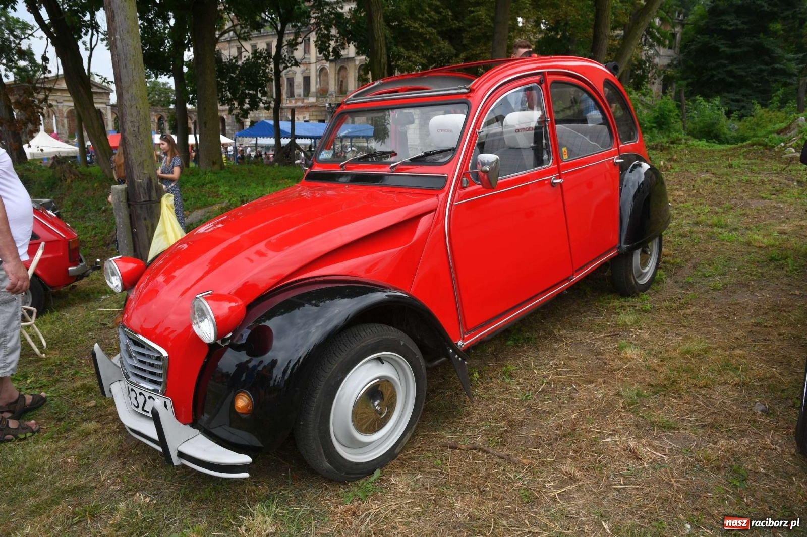 Zdjęcie w galerii na portalu naszraciborz.pl: Tłumy na zlocie oldtimerów w Sławikowie. Poznajcie historię czarnej wołgi z Raciborza  wiadomości z regionu