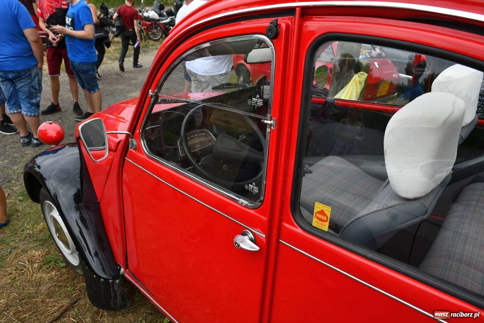 Zdjęcie w galerii na portalu naszraciborz.pl: Tłumy na zlocie oldtimerów w Sławikowie. Poznajcie historię czarnej wołgi z Raciborza  wiadomości z regionu
