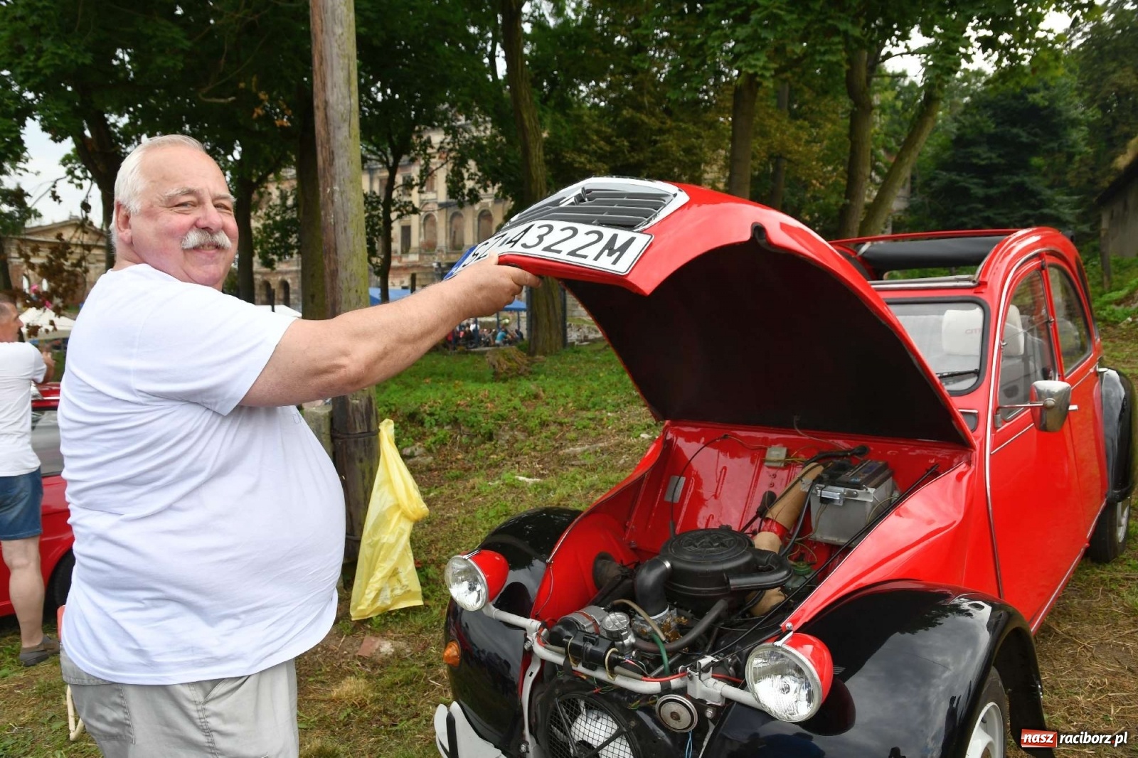 Zdjęcie w galerii na portalu naszraciborz.pl: Tłumy na zlocie oldtimerów w Sławikowie. Poznajcie historię czarnej wołgi z Raciborza  wiadomości z regionu