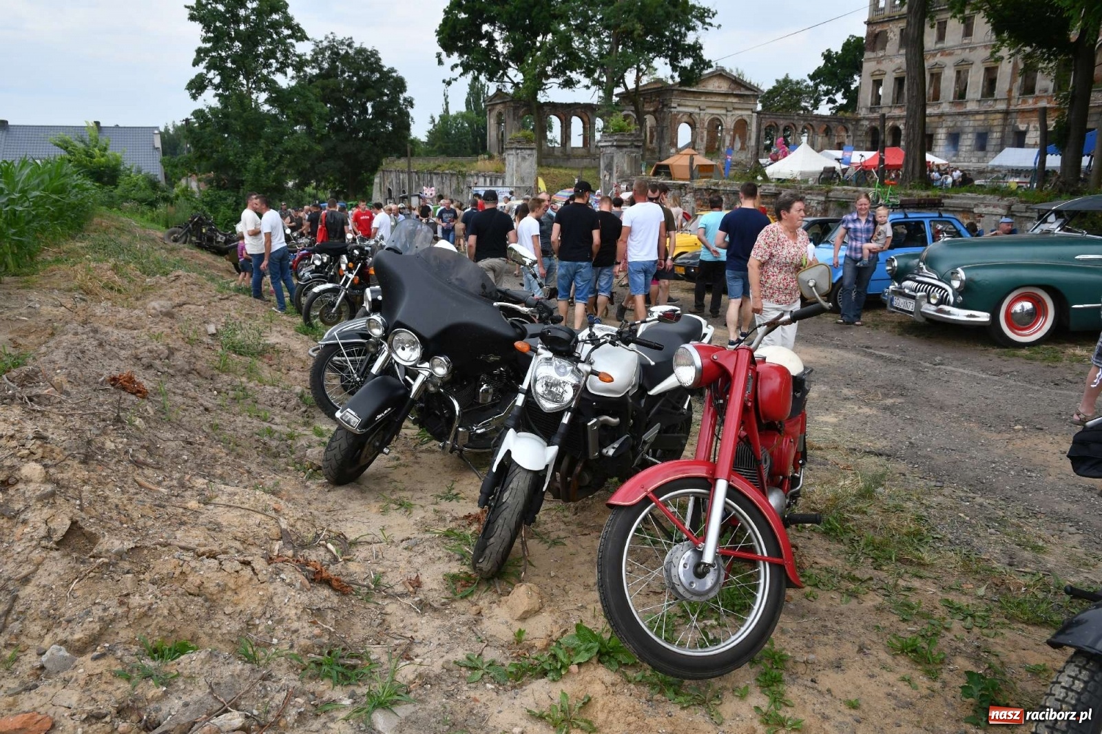 Zdjęcie w galerii na portalu naszraciborz.pl: Tłumy na zlocie oldtimerów w Sławikowie. Poznajcie historię czarnej wołgi z Raciborza  wiadomości z regionu