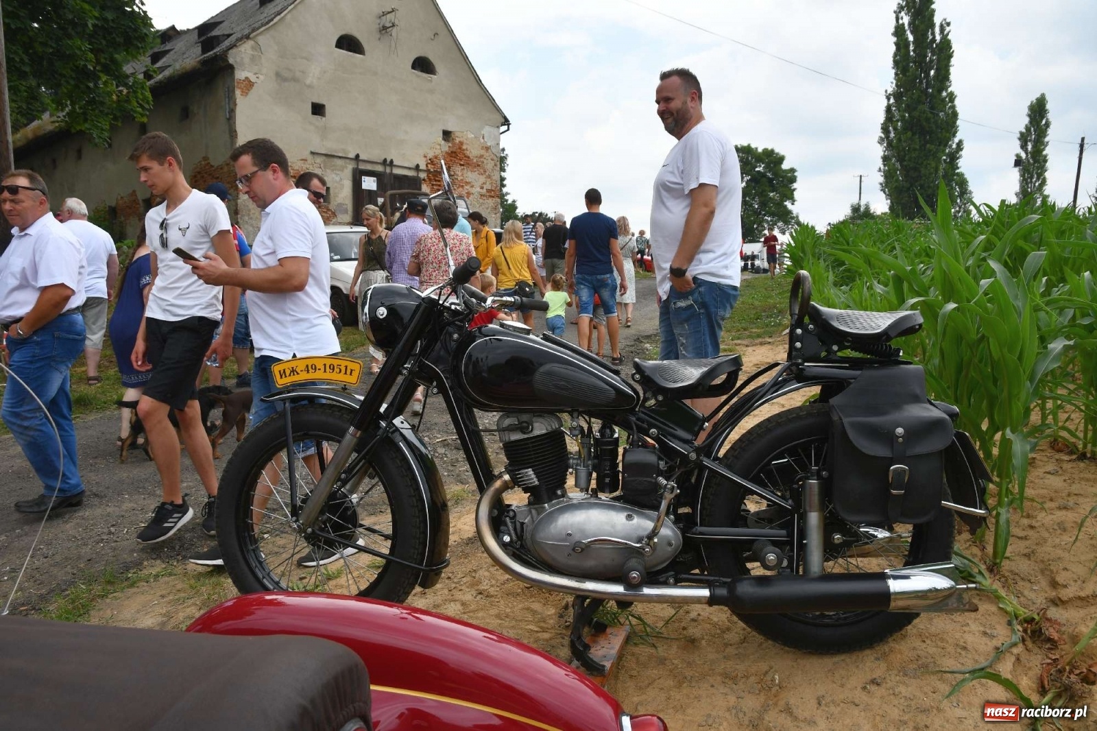 Zdjęcie w galerii na portalu naszraciborz.pl: Tłumy na zlocie oldtimerów w Sławikowie. Poznajcie historię czarnej wołgi z Raciborza  wiadomości z regionu