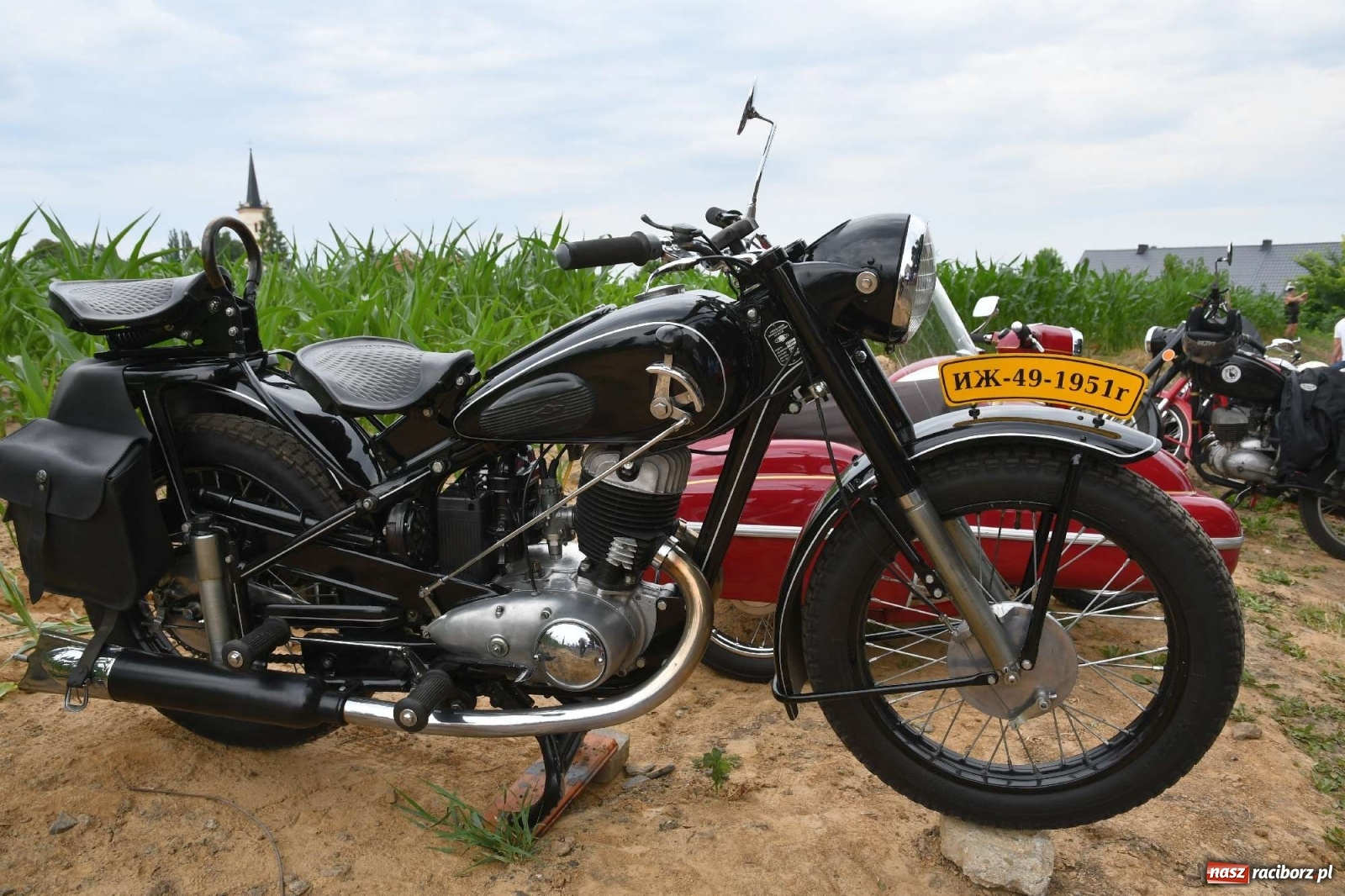 Zdjęcie w galerii na portalu naszraciborz.pl: Tłumy na zlocie oldtimerów w Sławikowie. Poznajcie historię czarnej wołgi z Raciborza  wiadomości z regionu