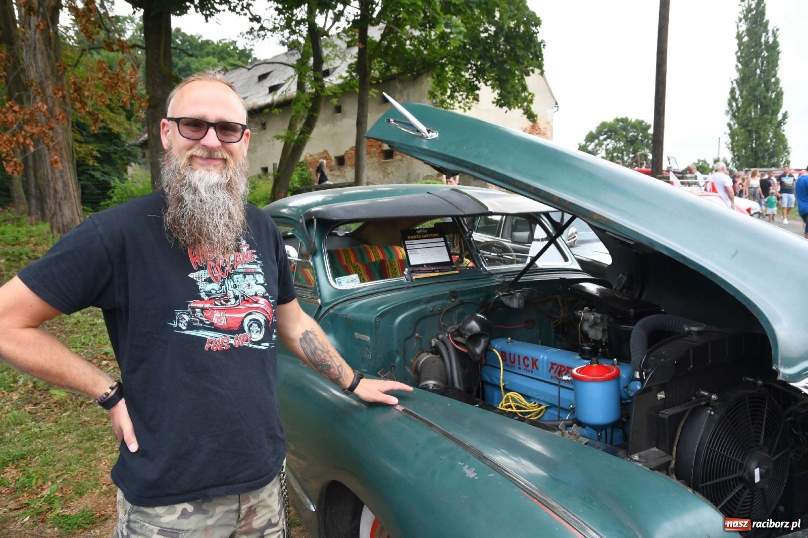 Zdjęcie w galerii na portalu naszraciborz.pl: Tłumy na zlocie oldtimerów w Sławikowie. Poznajcie historię czarnej wołgi z Raciborza  wiadomości z regionu