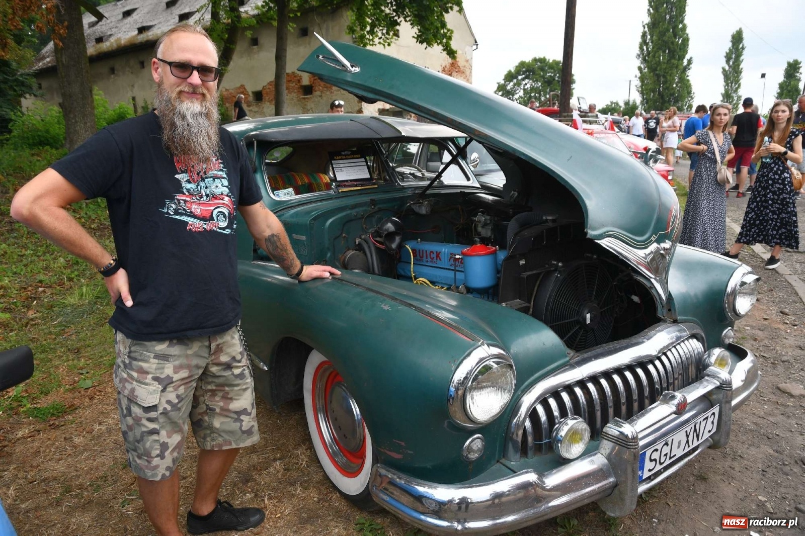 Zdjęcie w galerii na portalu naszraciborz.pl: Tłumy na zlocie oldtimerów w Sławikowie. Poznajcie historię czarnej wołgi z Raciborza  wiadomości z regionu