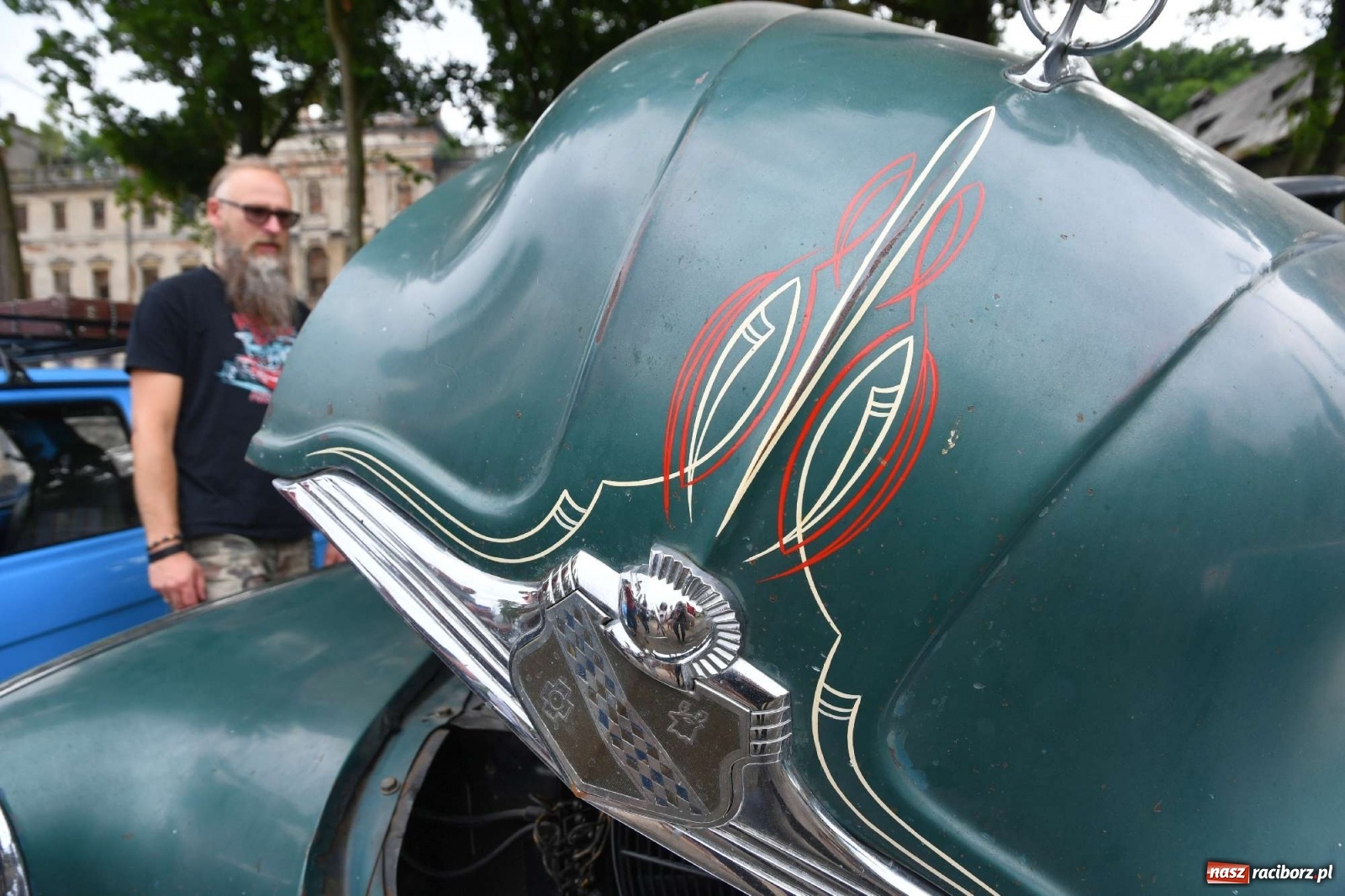 Zdjęcie w galerii na portalu naszraciborz.pl: Tłumy na zlocie oldtimerów w Sławikowie. Poznajcie historię czarnej wołgi z Raciborza  wiadomości z regionu