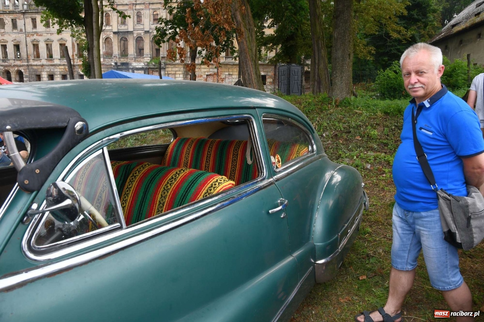 Zdjęcie w galerii na portalu naszraciborz.pl: Tłumy na zlocie oldtimerów w Sławikowie. Poznajcie historię czarnej wołgi z Raciborza  wiadomości z regionu