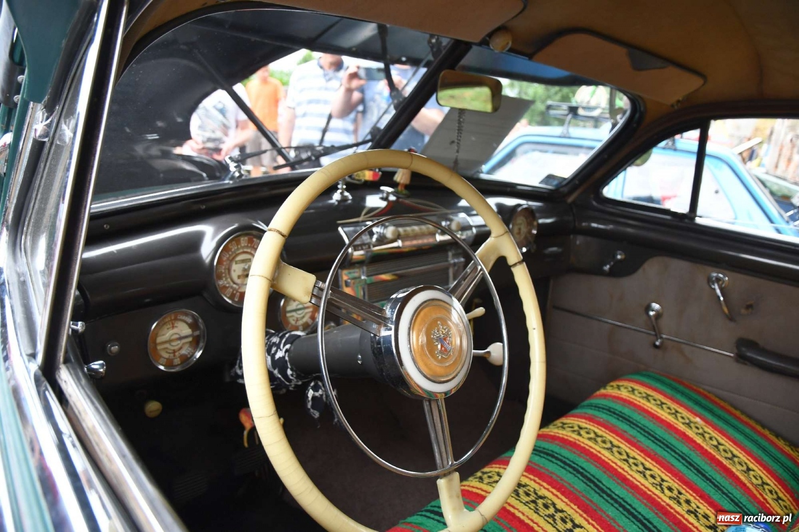 Zdjęcie w galerii na portalu naszraciborz.pl: Tłumy na zlocie oldtimerów w Sławikowie. Poznajcie historię czarnej wołgi z Raciborza  wiadomości z regionu