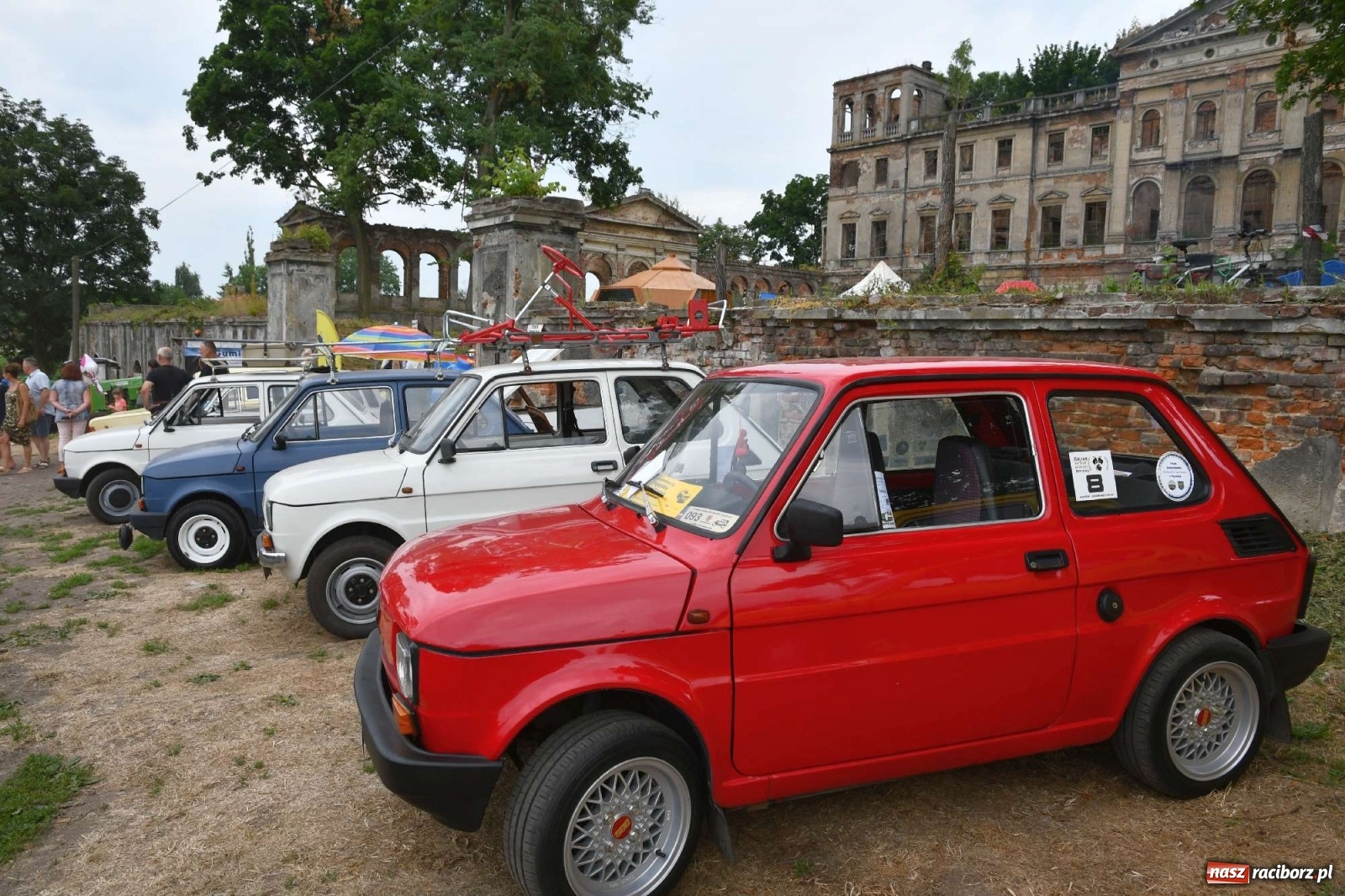 Zdjęcie w galerii na portalu naszraciborz.pl: Tłumy na zlocie oldtimerów w Sławikowie. Poznajcie historię czarnej wołgi z Raciborza  wiadomości z regionu