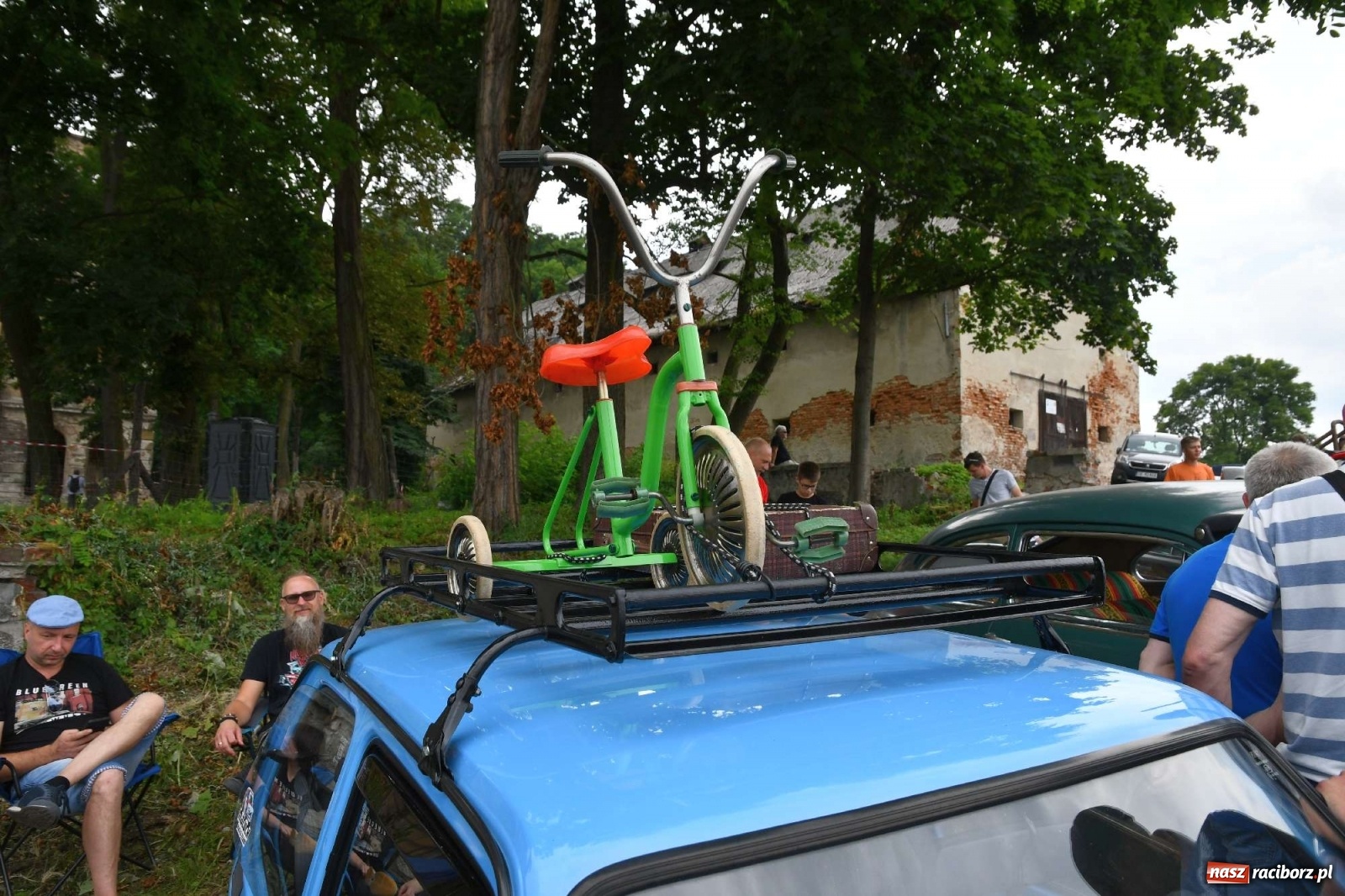 Zdjęcie w galerii na portalu naszraciborz.pl: Tłumy na zlocie oldtimerów w Sławikowie. Poznajcie historię czarnej wołgi z Raciborza  wiadomości z regionu