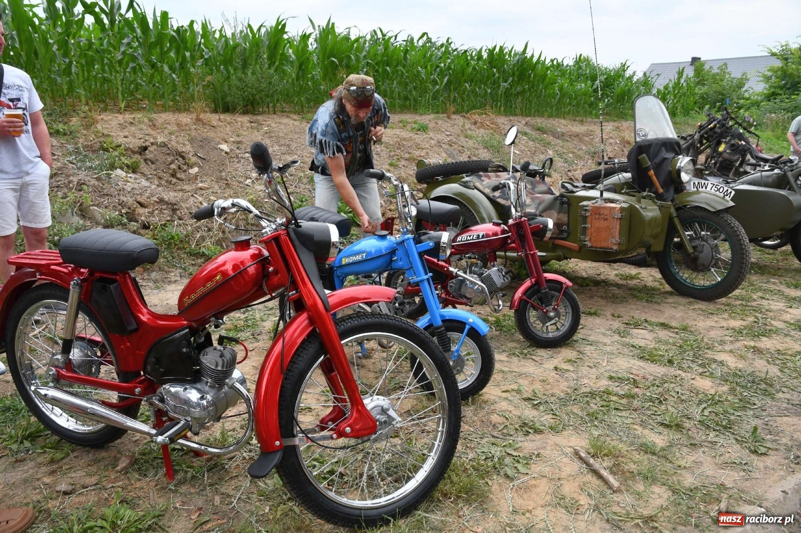 Zdjęcie w galerii na portalu naszraciborz.pl: Tłumy na zlocie oldtimerów w Sławikowie. Poznajcie historię czarnej wołgi z Raciborza  wiadomości z regionu