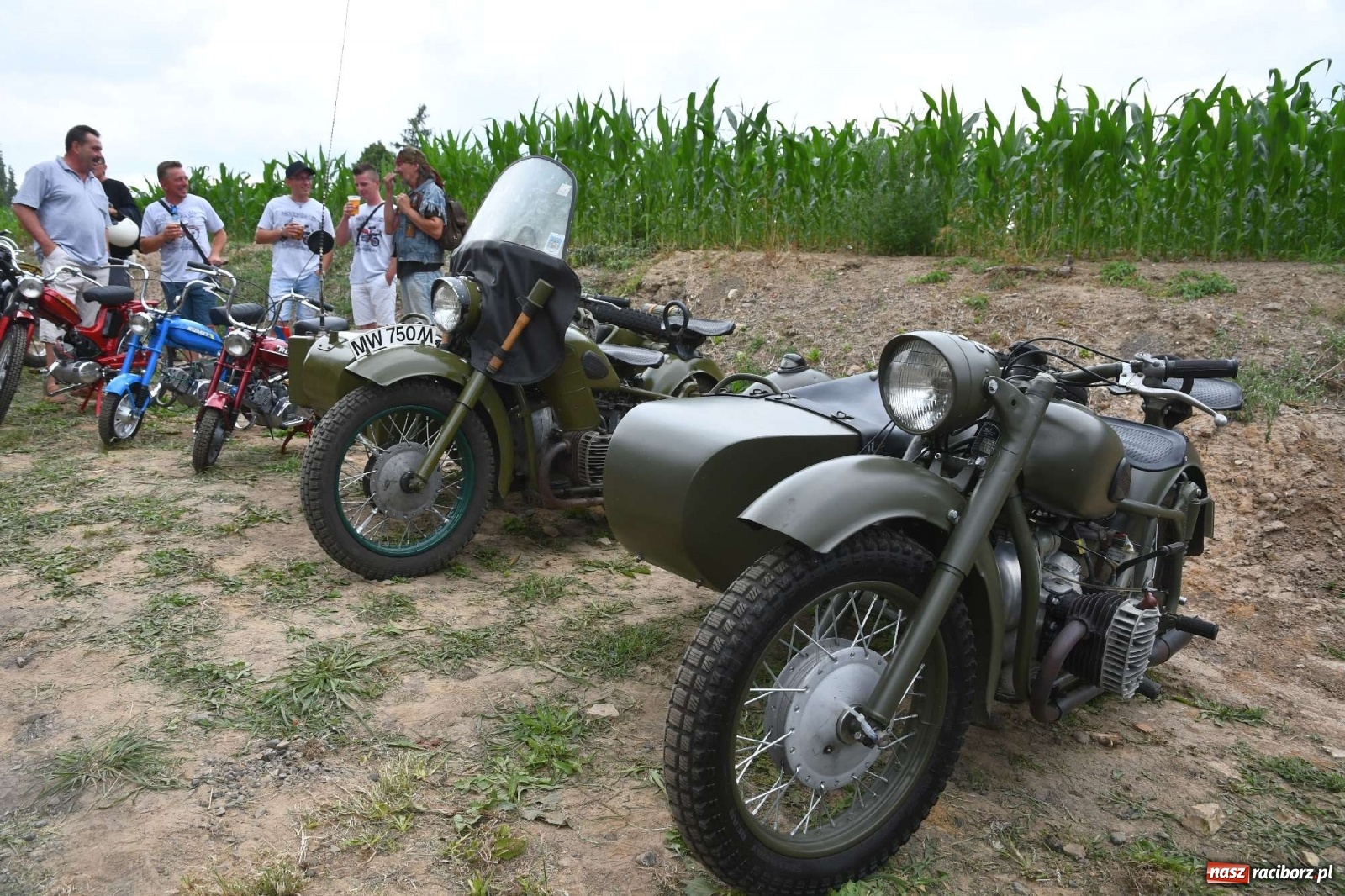 Zdjęcie w galerii na portalu naszraciborz.pl: Tłumy na zlocie oldtimerów w Sławikowie. Poznajcie historię czarnej wołgi z Raciborza  wiadomości z regionu