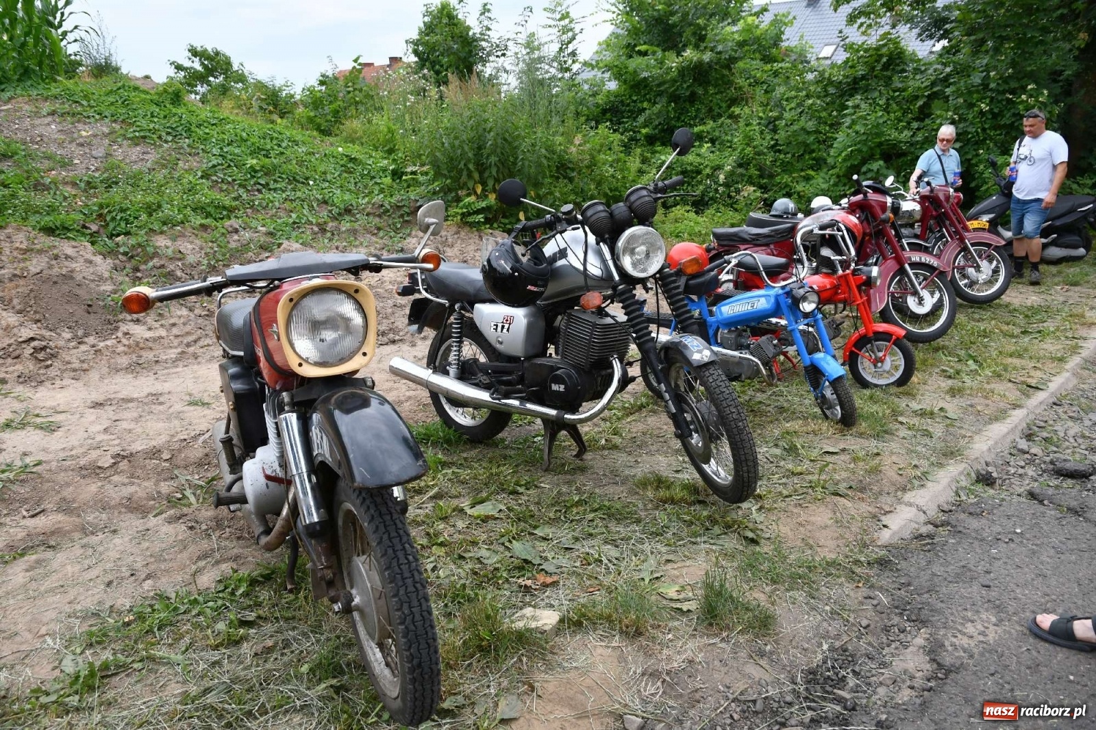 Zdjęcie w galerii na portalu naszraciborz.pl: Tłumy na zlocie oldtimerów w Sławikowie. Poznajcie historię czarnej wołgi z Raciborza  wiadomości z regionu