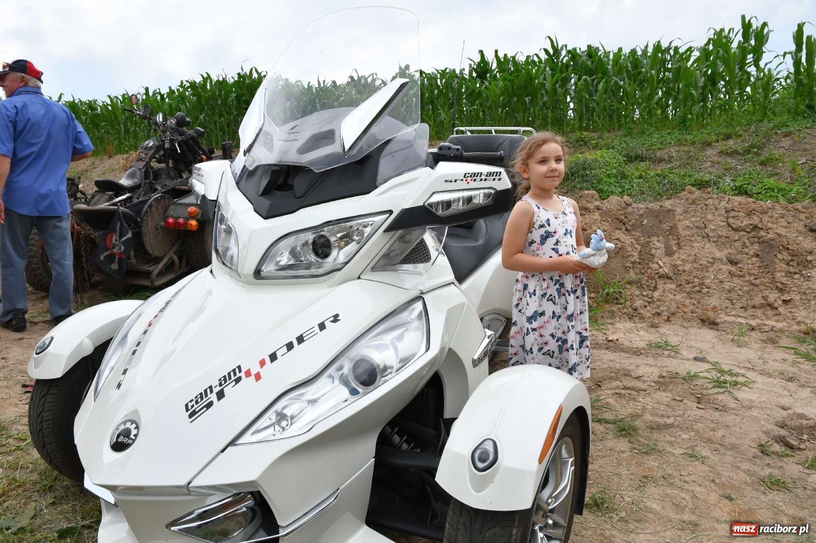 Zdjęcie w galerii na portalu naszraciborz.pl: Tłumy na zlocie oldtimerów w Sławikowie. Poznajcie historię czarnej wołgi z Raciborza  wiadomości z regionu