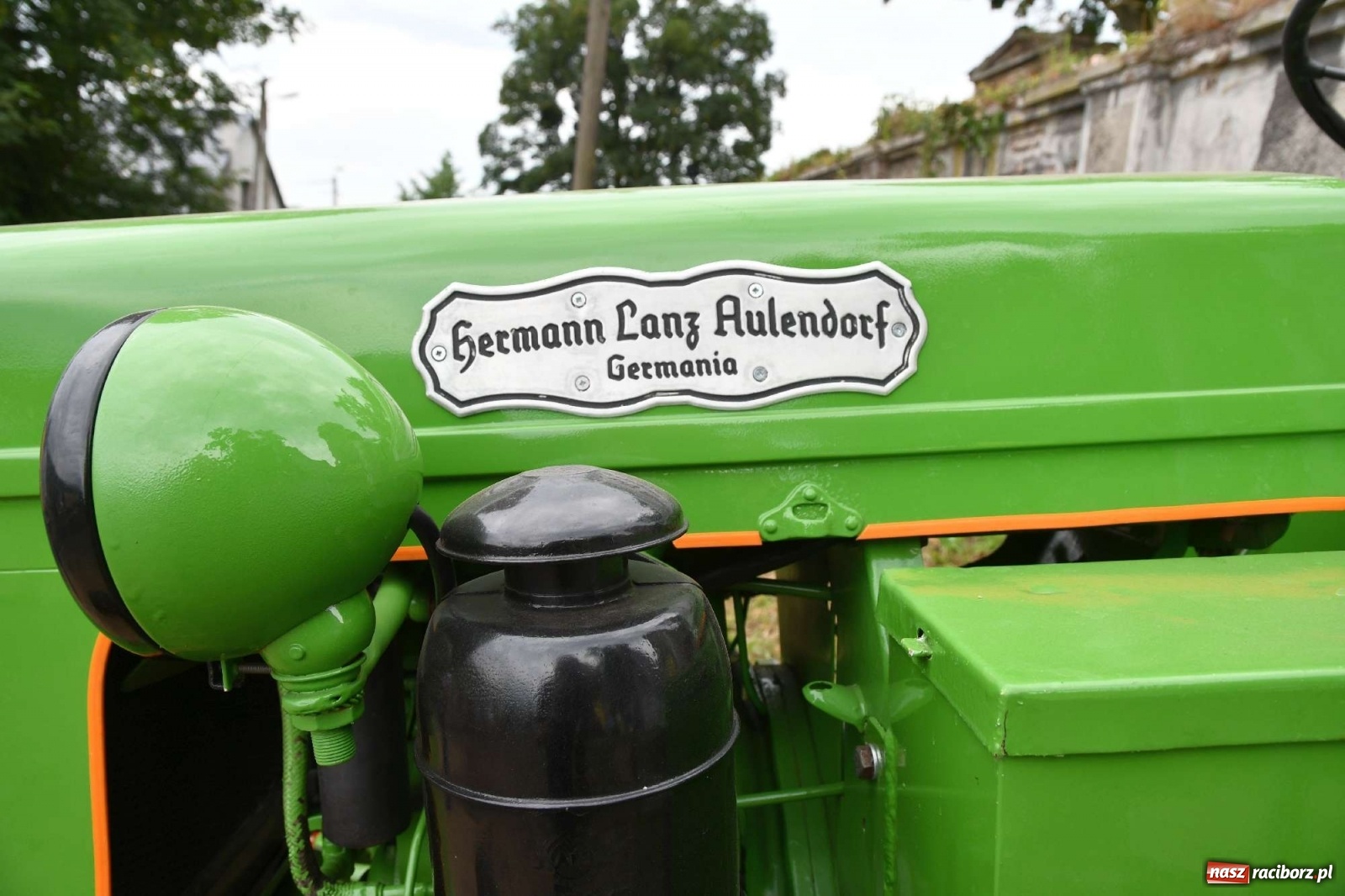 Zdjęcie w galerii na portalu naszraciborz.pl: Tłumy na zlocie oldtimerów w Sławikowie. Poznajcie historię czarnej wołgi z Raciborza  wiadomości z regionu